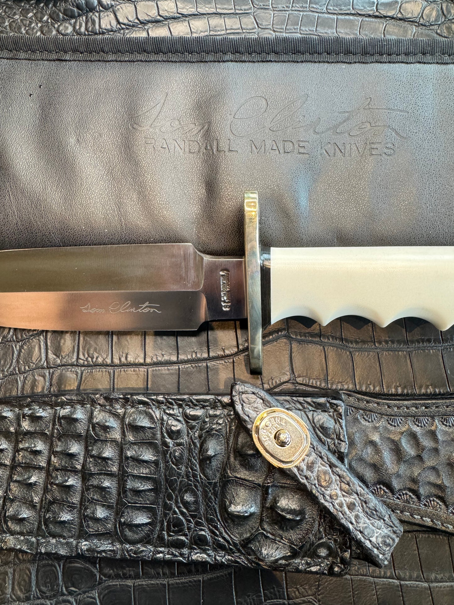 Randall Tom Clinton Dealer Special. Clinton Blade etched Commemorative 1/100 in a nice piece of finger grooved Ivorite. Very cool Black Crocodile skull Gutcher sheath. Nickel Silver Hilt. Included in black facsimile Tom Clinton case.