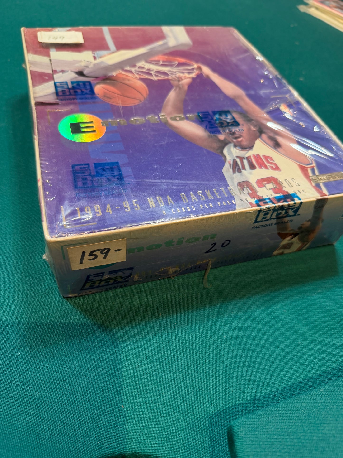 1994/95 Skybox Emotions Basketball Hobby Box Series ( 36) packs per box.