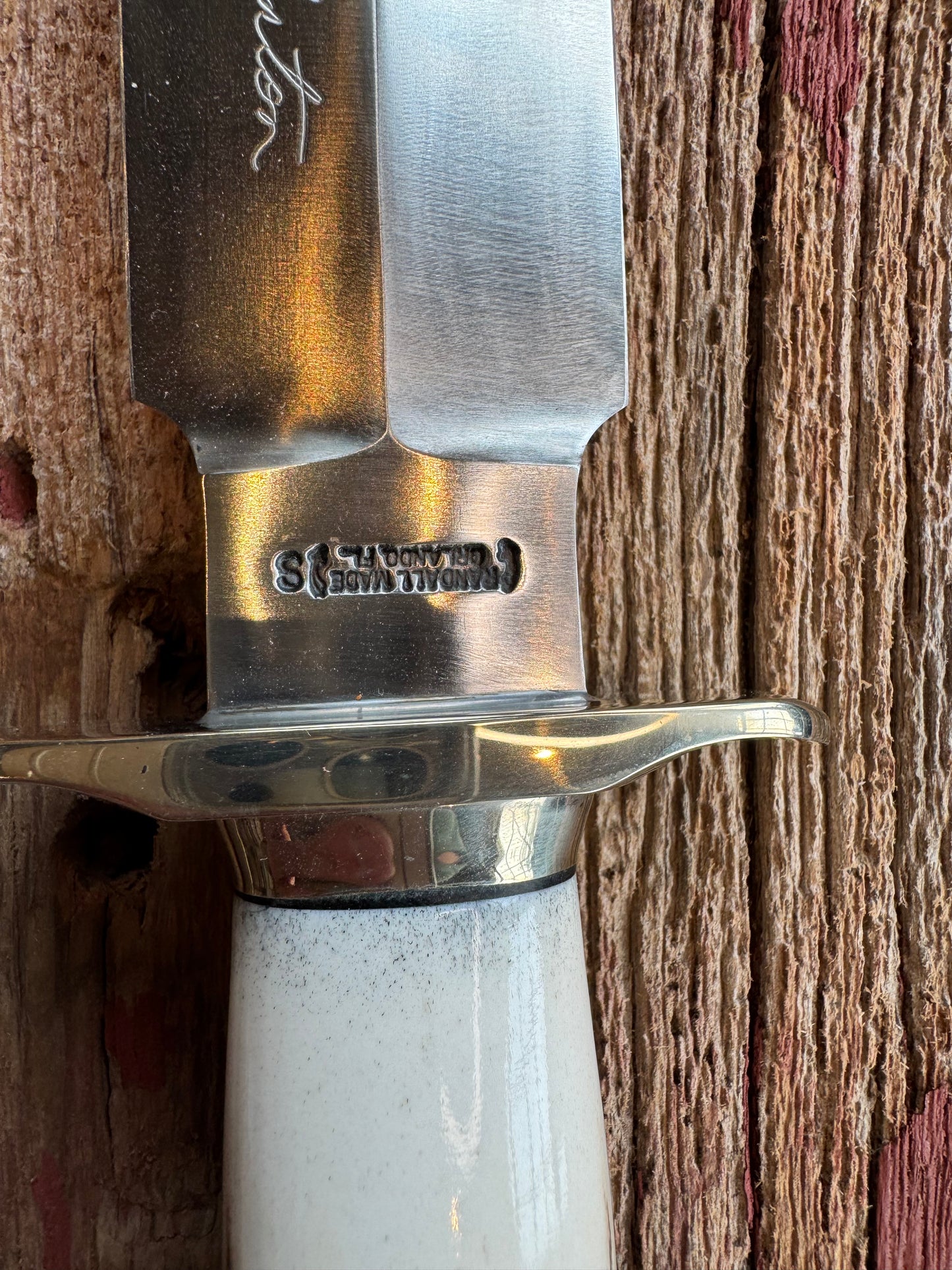 Randall Tom Clinton Dealer Special. Clinton Blade etched Commemorative 1/100 in a nice piece of Stag. Very cool Ostrich Gutcher sheath. Nickel Silver Hilt and Nickel Butt cap. Included in black facsimile Tom Clinton case.