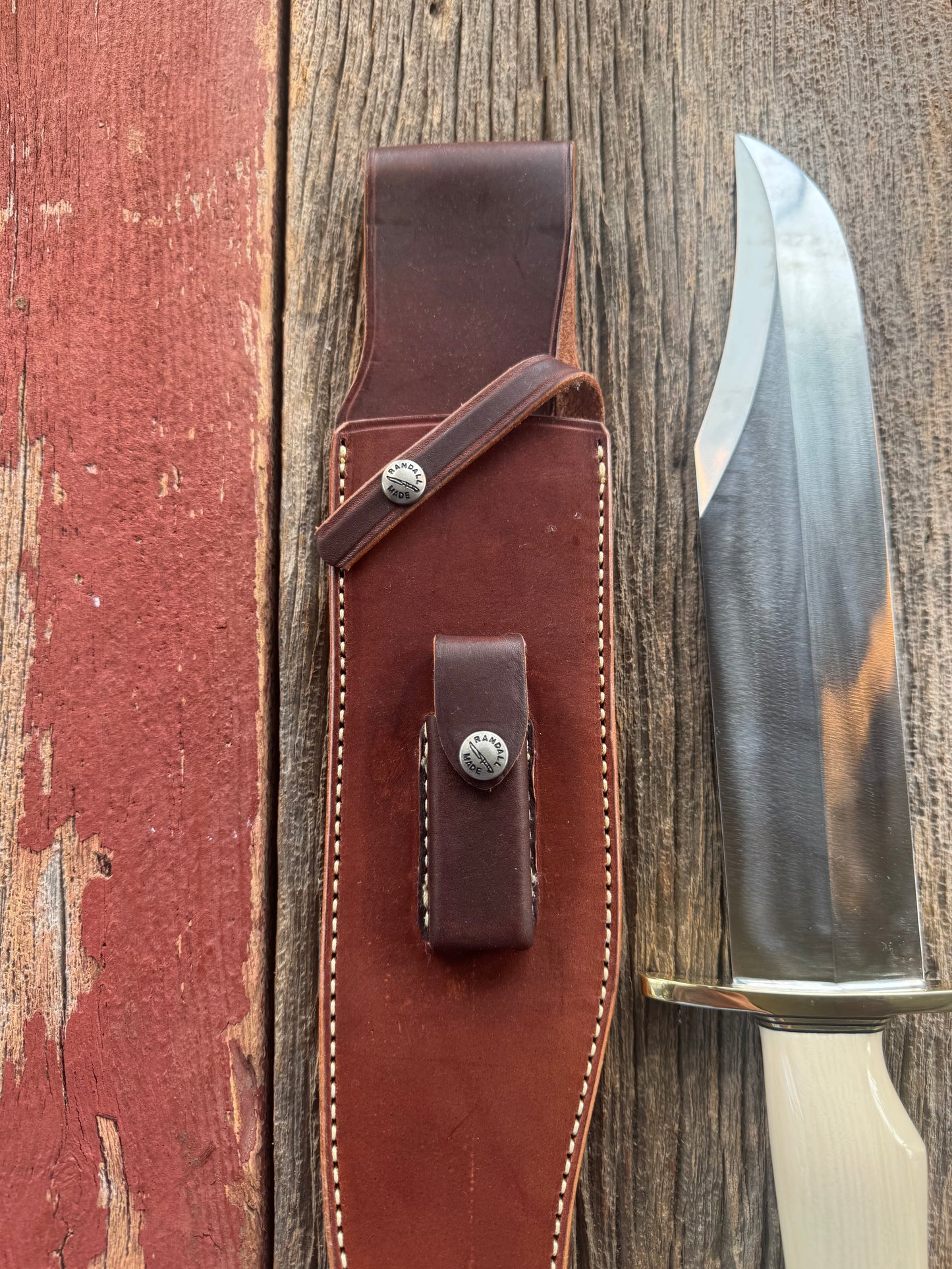 New in Paper Model 12-11 Smithsonian “Smitty” Bowie. Beautiful Dave Warthers Resin with a finger grip and a Brass forward curved hilt and brass butt cap.
