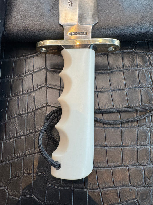 Randall Tom Clinton Dealer Special. Clinton Blade etched Commemorative 1/100 in a nice piece of finger grooved Ivorite. Very cool Black Crocodile skull Gutcher sheath. Nickel Silver Hilt. Included in black facsimile Tom Clinton case.