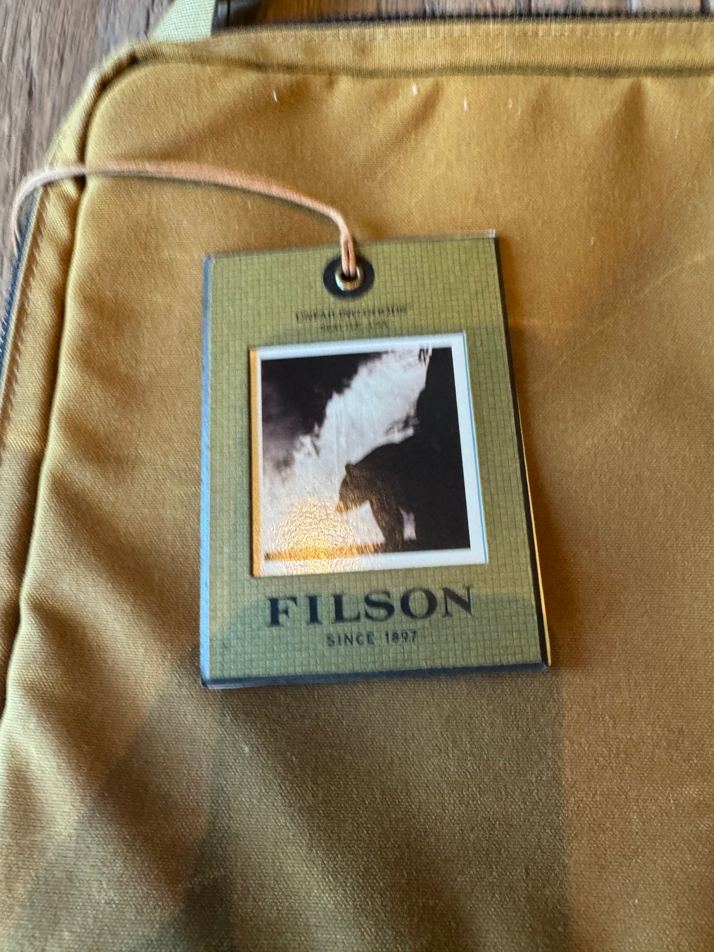 RARE NEW WITH TAGS FILSON PADDED COMPARTMENT CASE | DARK TAN | USA| # 2002661| CAMERA LENSES| FISHING REELS