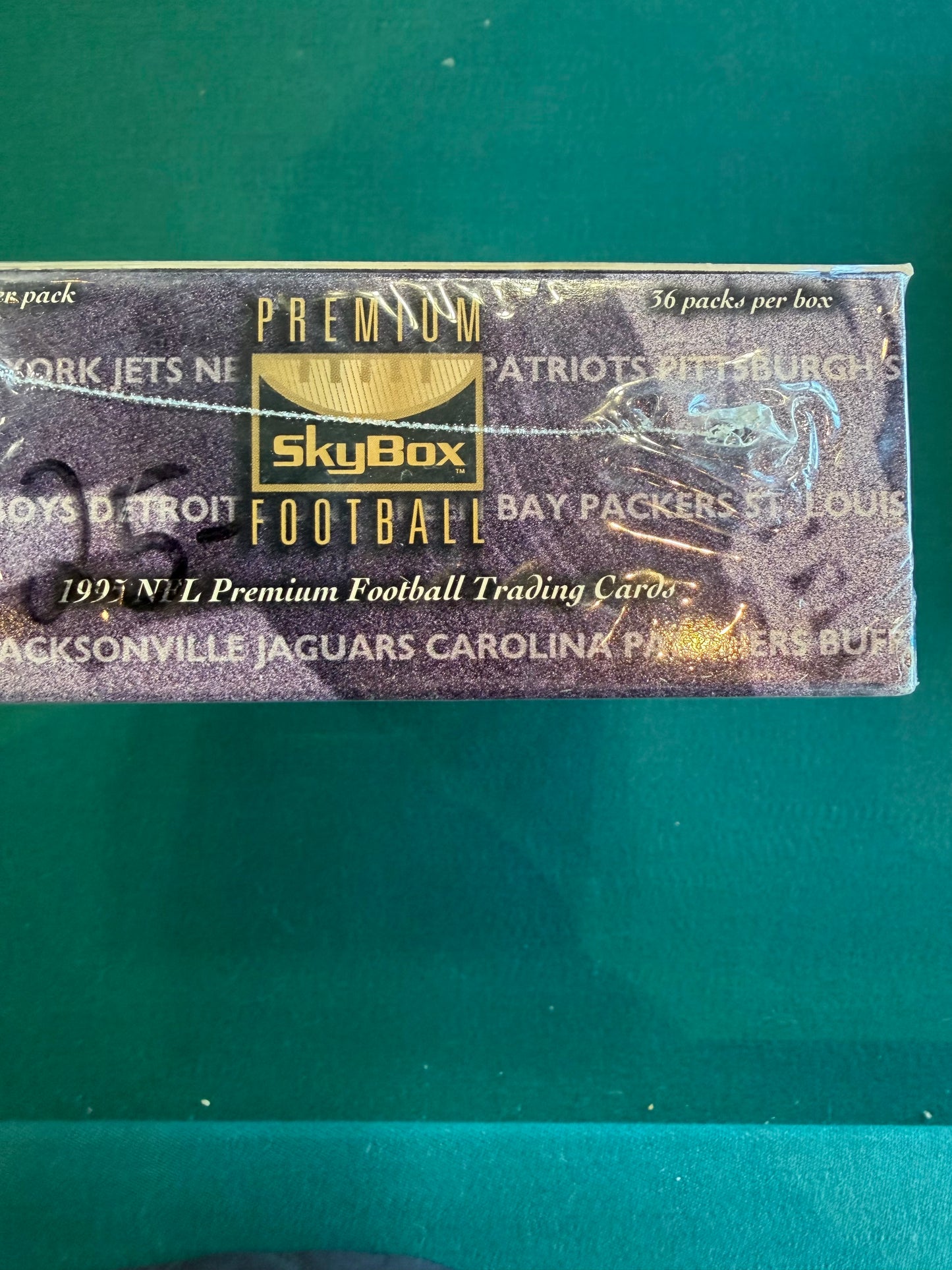 1995 SkyBox PREMIUM NFL FOOTBALL 36 Pack (10 Cards Per) HOBBY Factory SEALED BOX