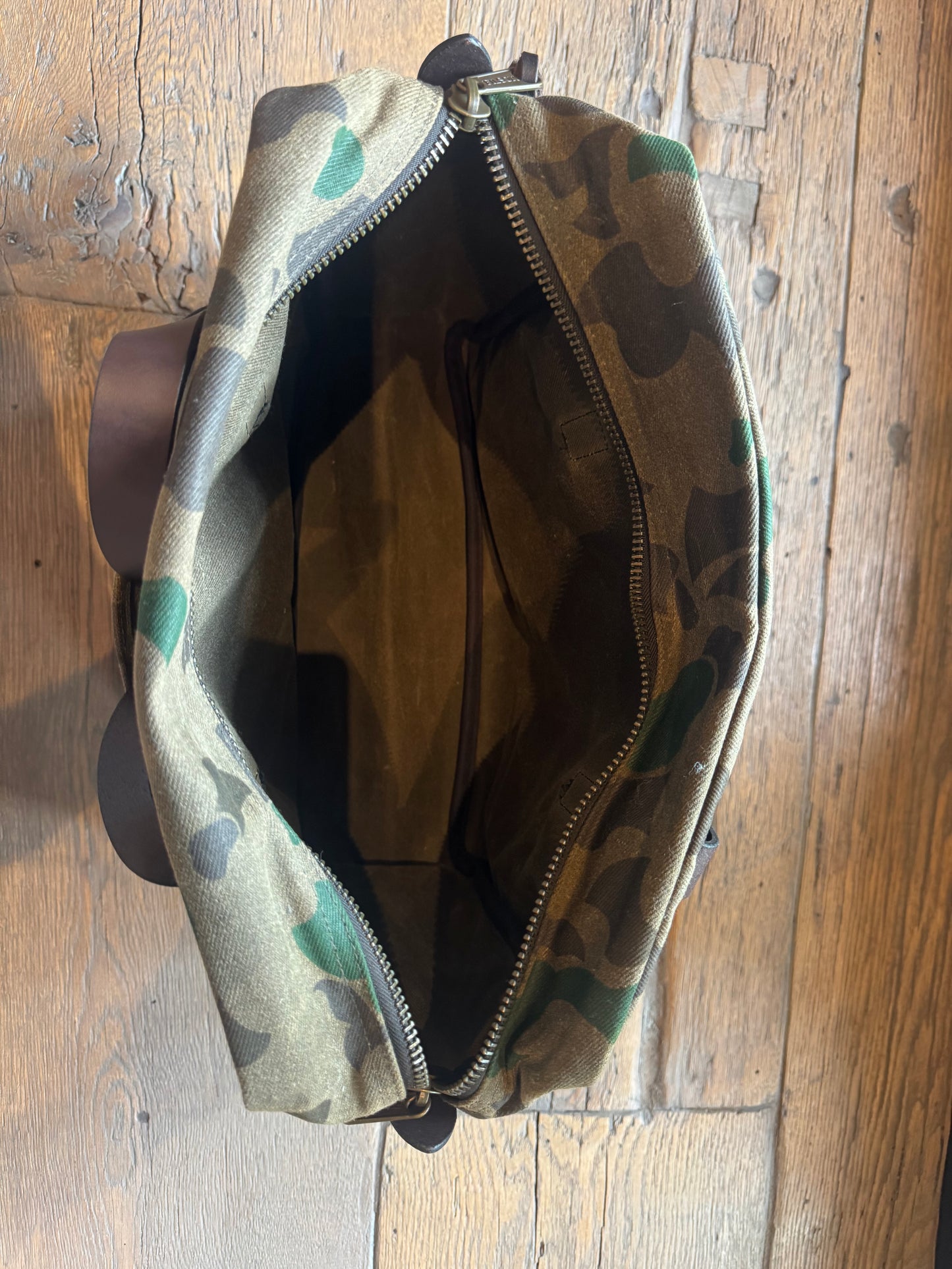 Filson Limited Edition NWT Wax Shrub Camo Rugged Twill Zippered Tote with clip # 20226931