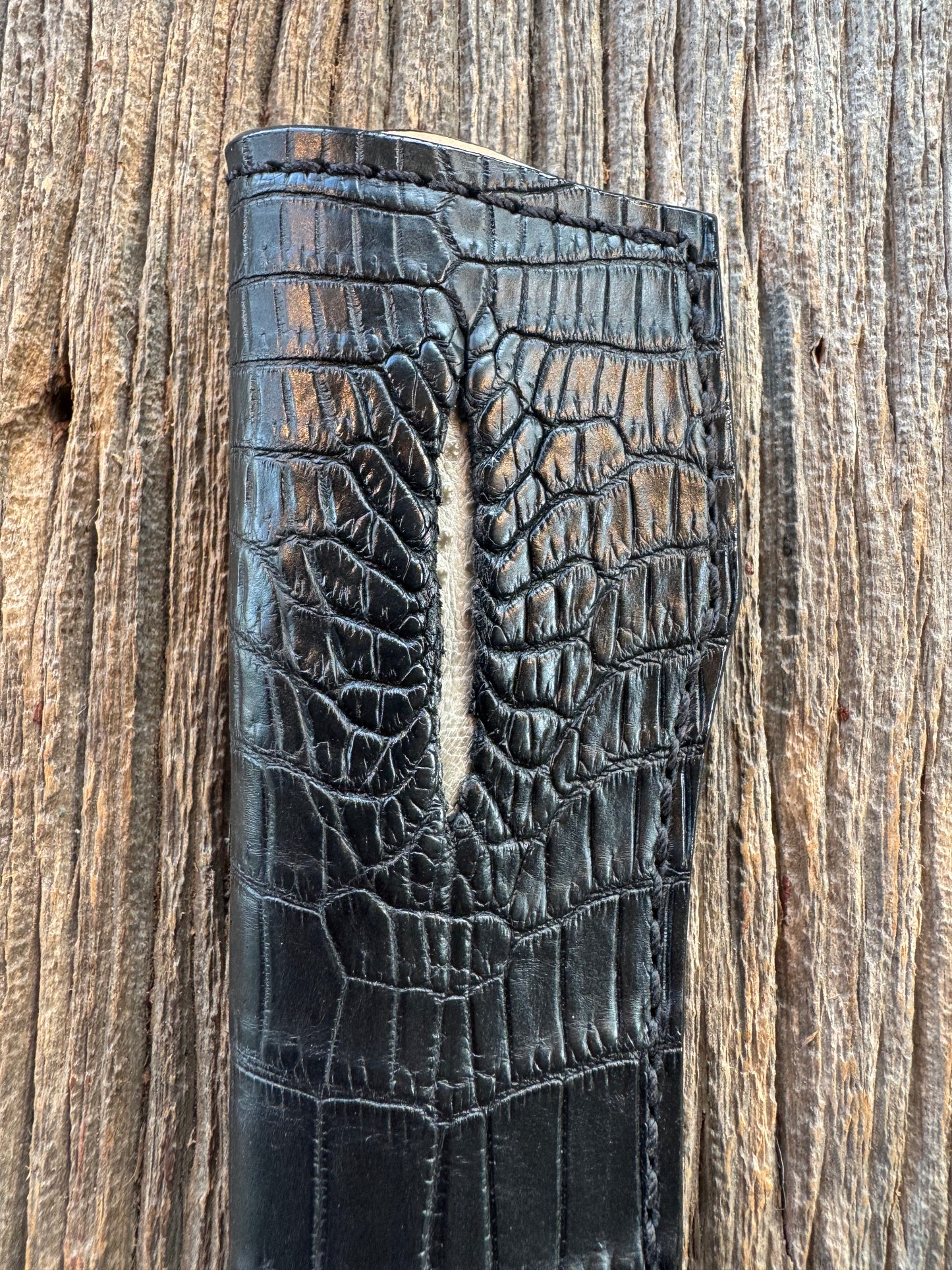 Randall Model 26 Sheath in Exotic Black Croc ( Anus Cut)Throat style from Treeman. This is a left hand sheath.