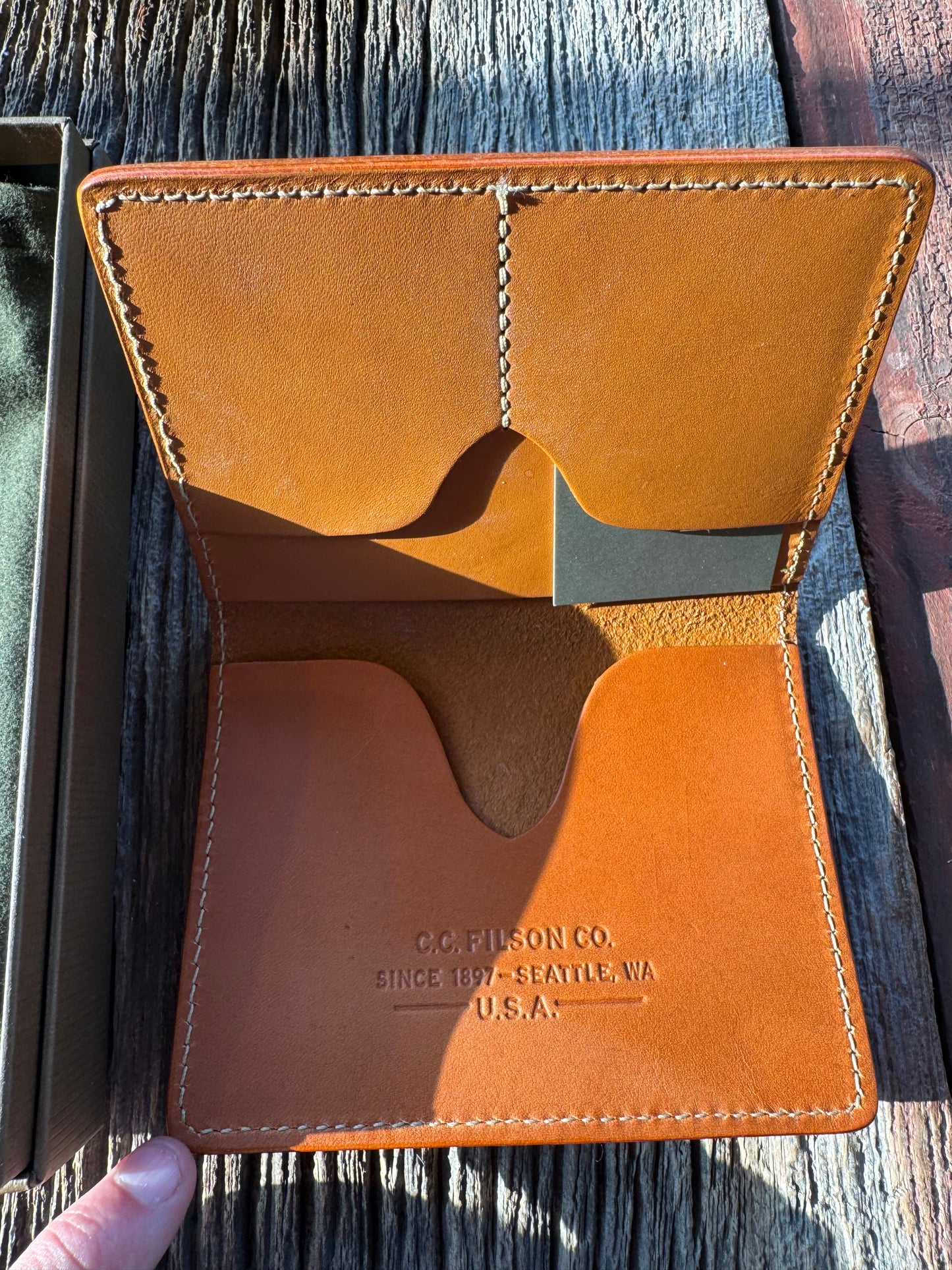 Rare and Discontinued long ago Filson Passport And Card Case New in Box USA Tan Bridle Leather 11070423