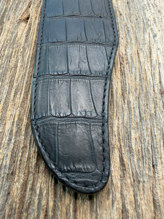 New Randall Model 12-11 Confederate Sheath in Exotic Black Matte Crocodile from Treeman with the newest Black Canteen snap. Killer sheath.