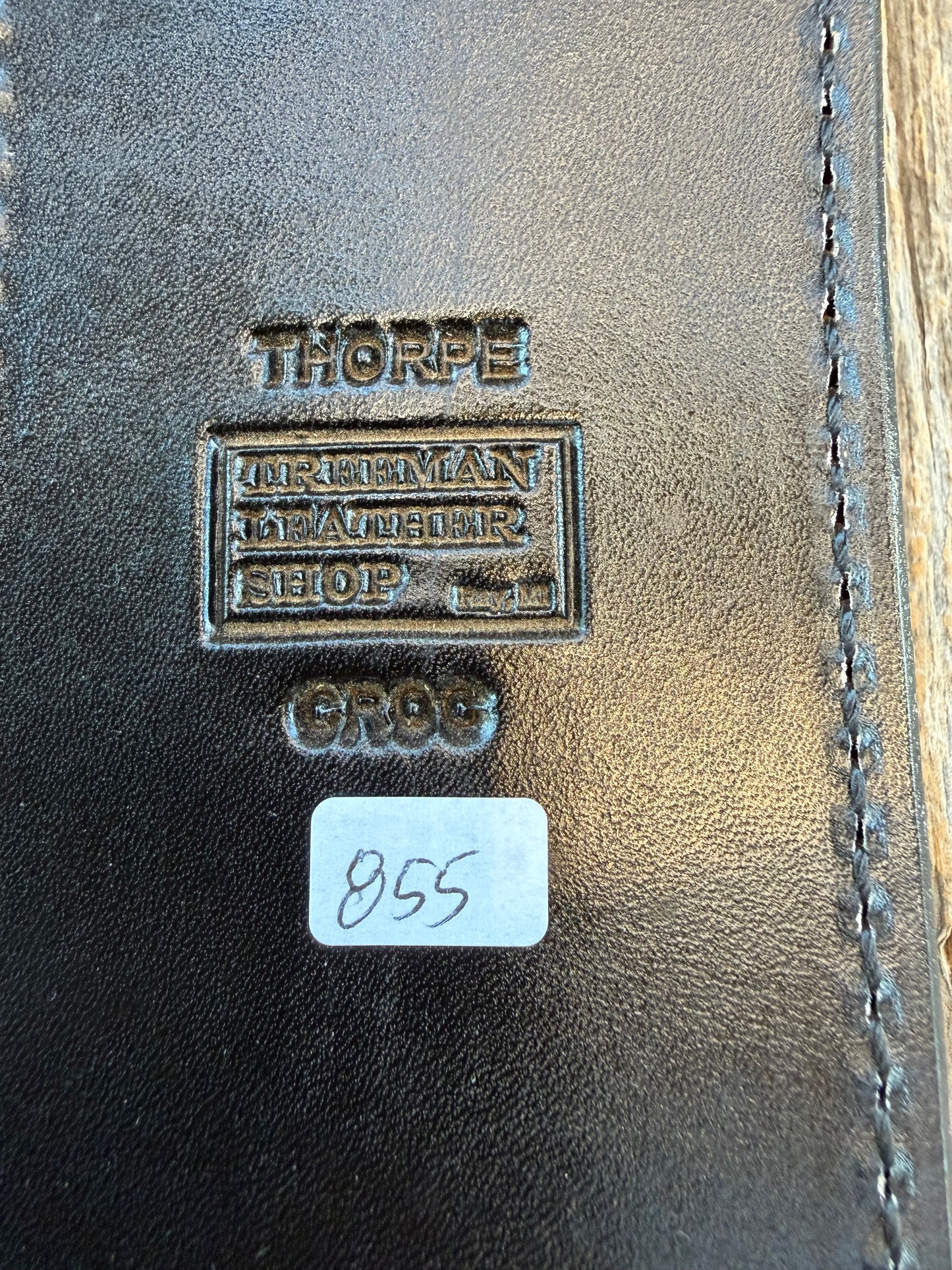 New Randall Model 12-13 Thorp Sheath in Exotic Army Green Crocodile Anus with Black Hornback from Treeman. Black canteen Snap, green croc on black leather and black threading looks awesome.