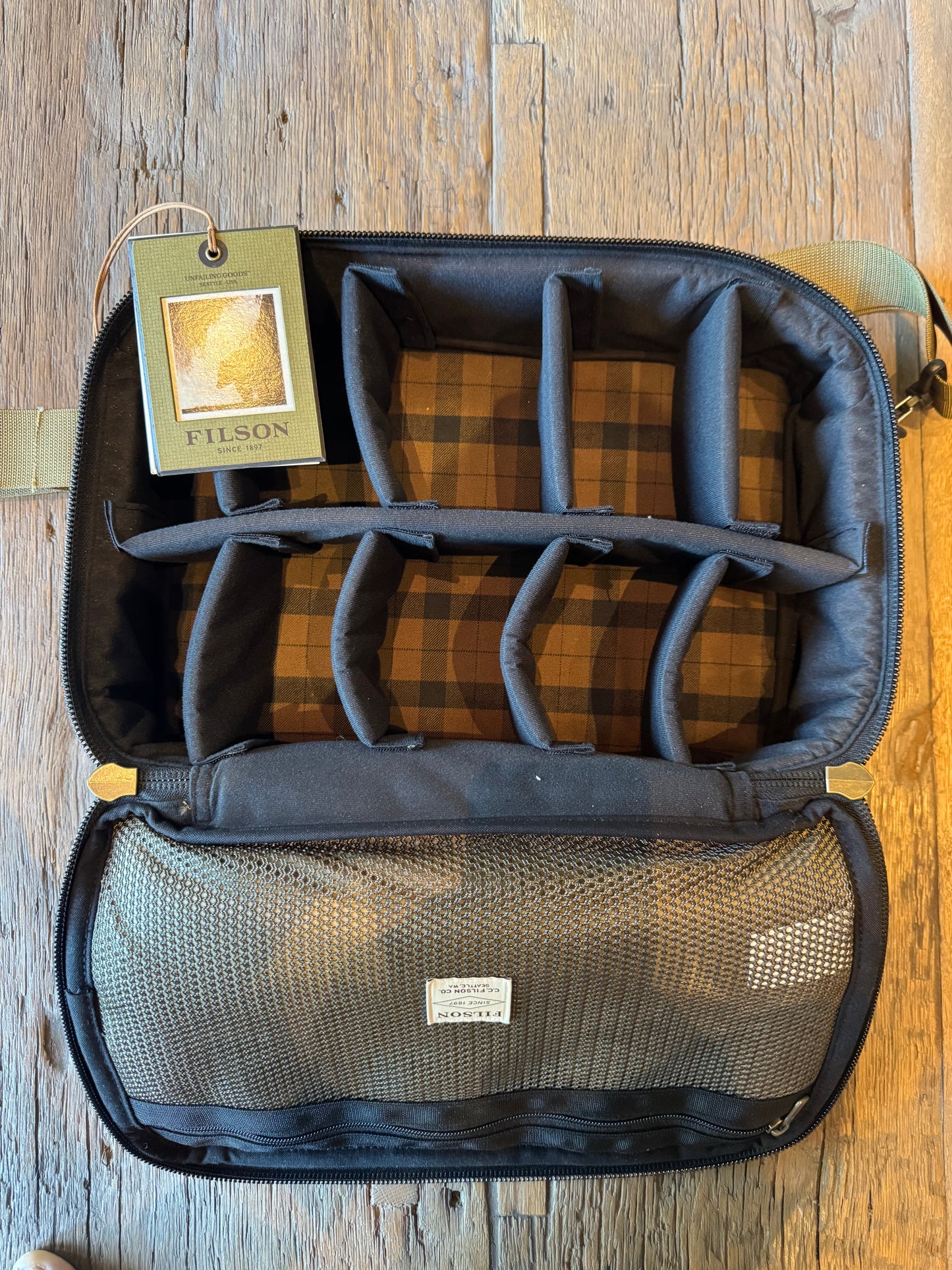 RARE NEW WITH TAGS FILSON PADDED COMPARTMENT CASE | DARK TAN | USA| # 2002661| CAMERA LENSES| FISHING REELS