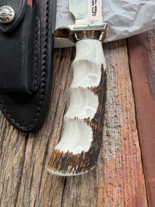 New in paper Randall Model 23 Game Master in Stag with finger grooves. Stainless steel blade, Nickel silver Collar and Brown leather sheath.
