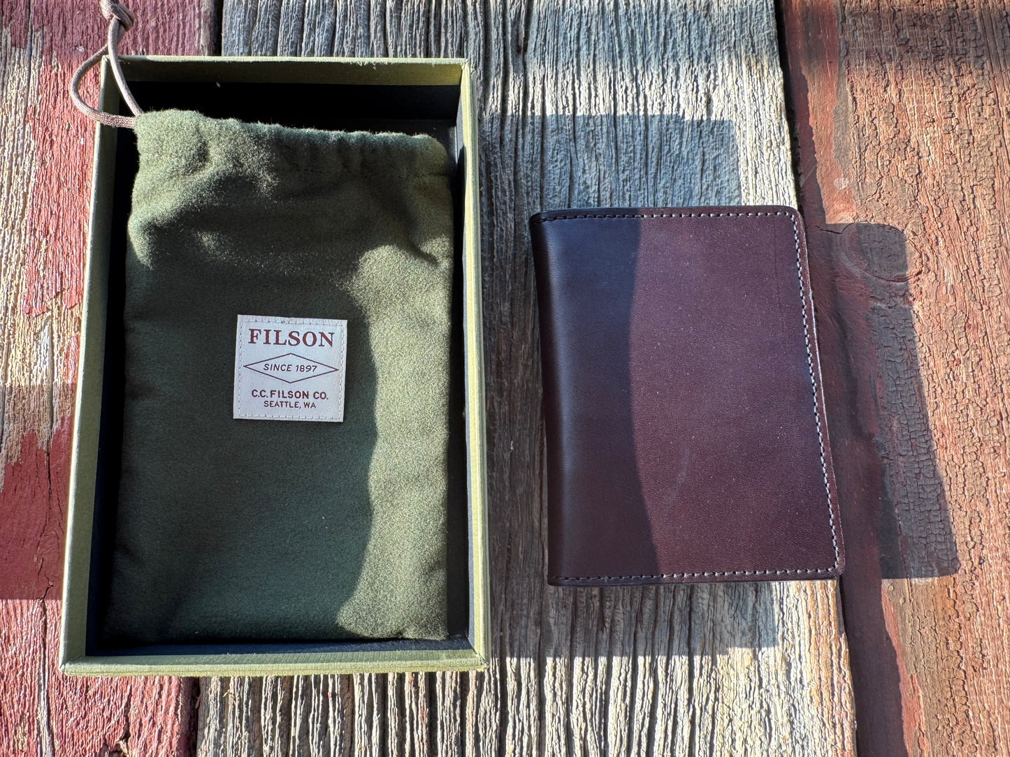 Rare and Discontinued long ago Filson Passport And Card Case New in Box USA Black Bridle Leather 11070423