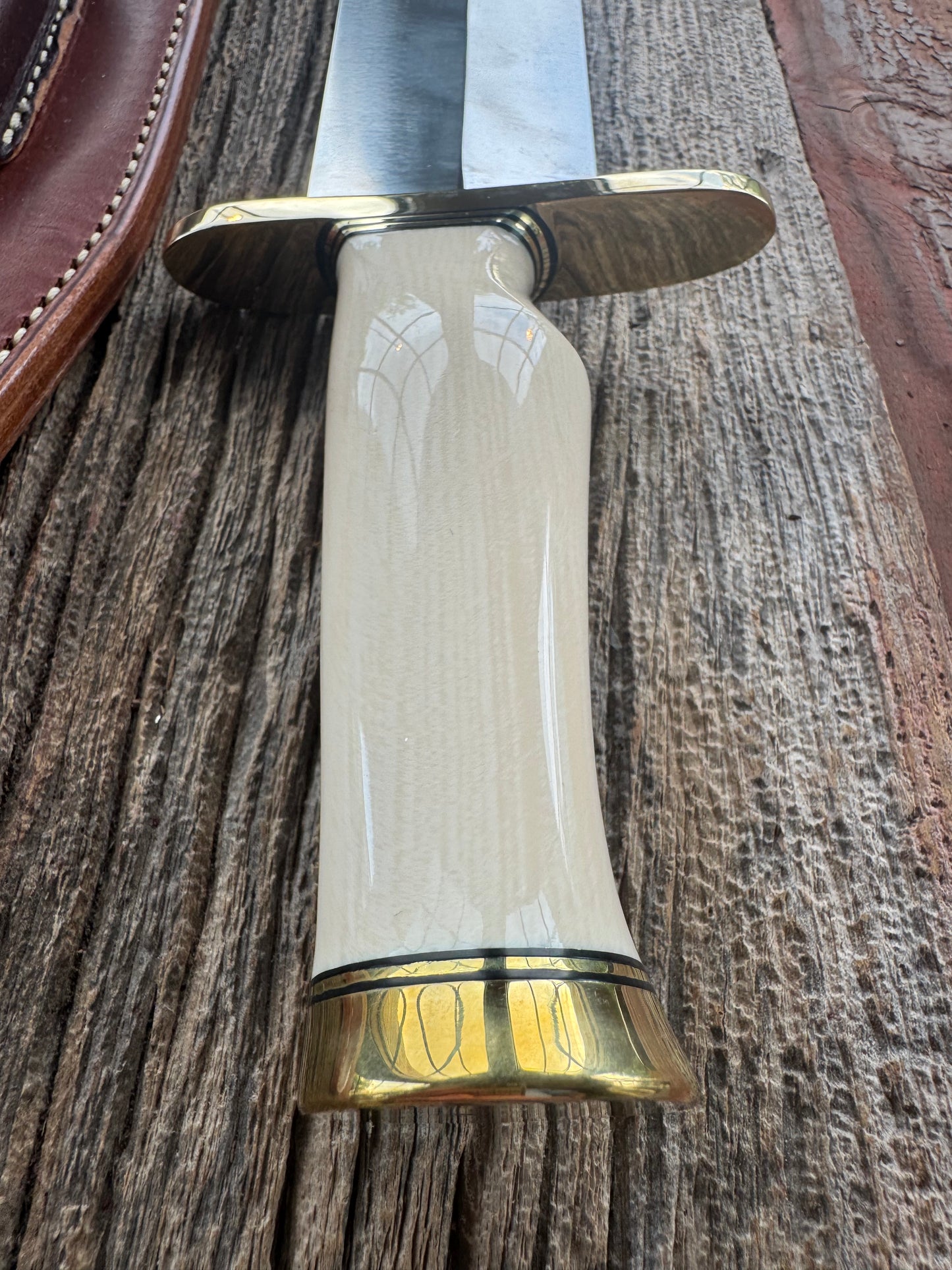 New in Paper Model 12-11 Smithsonian “Smitty” Bowie. Beautiful Dave Warthers Resin with a finger grip and a Brass forward curved hilt and brass butt cap.