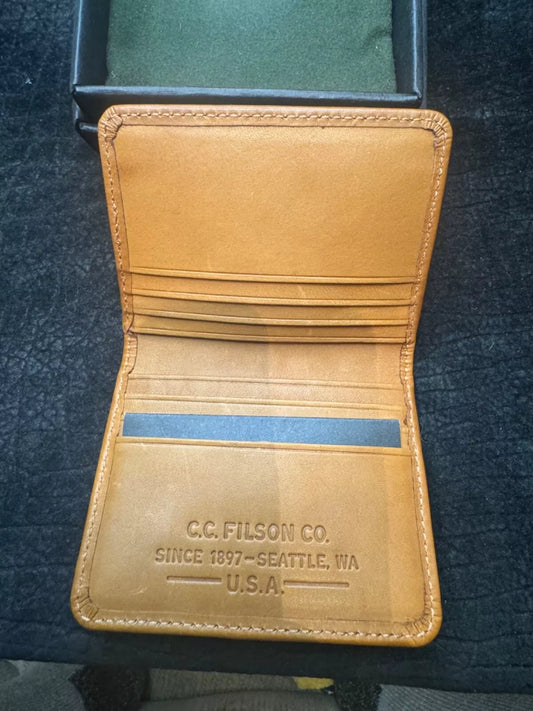 New in Box Filson Outfitter Card Wallet Tan Discontinued USA 20187881