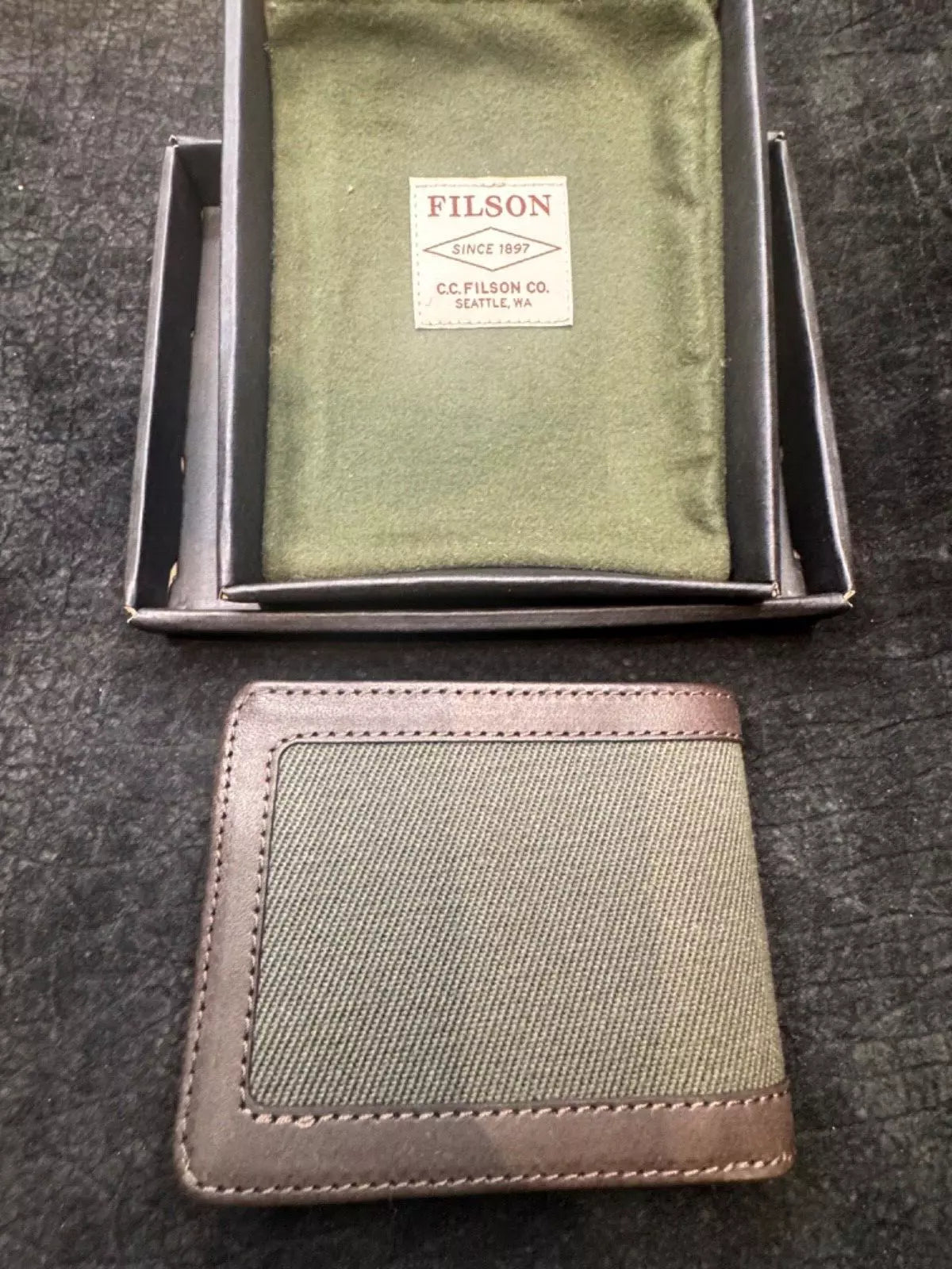 New in Box Filson Outfitter Leather Wallet in Otter Green OG Twill USA 20187879