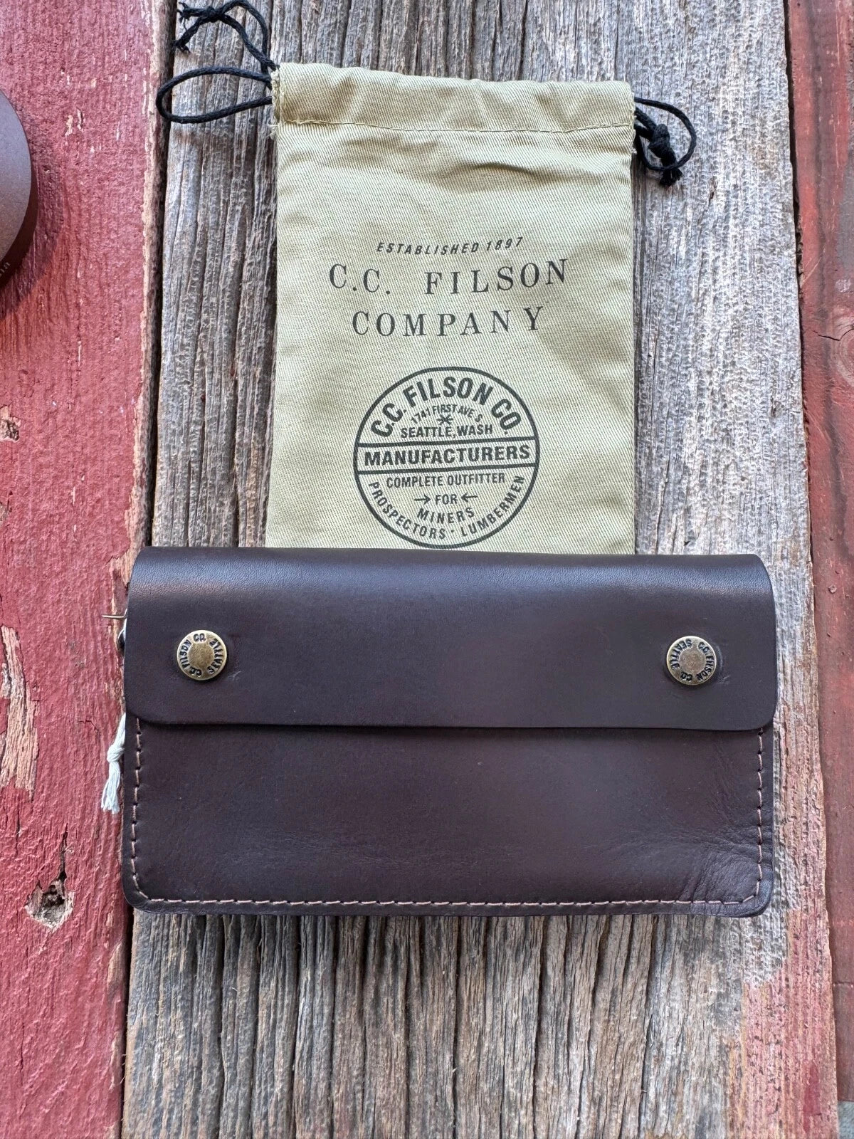 NWT FILSON Brown Workshop Long Snap Leather Wallet only 50 Model # 20308378