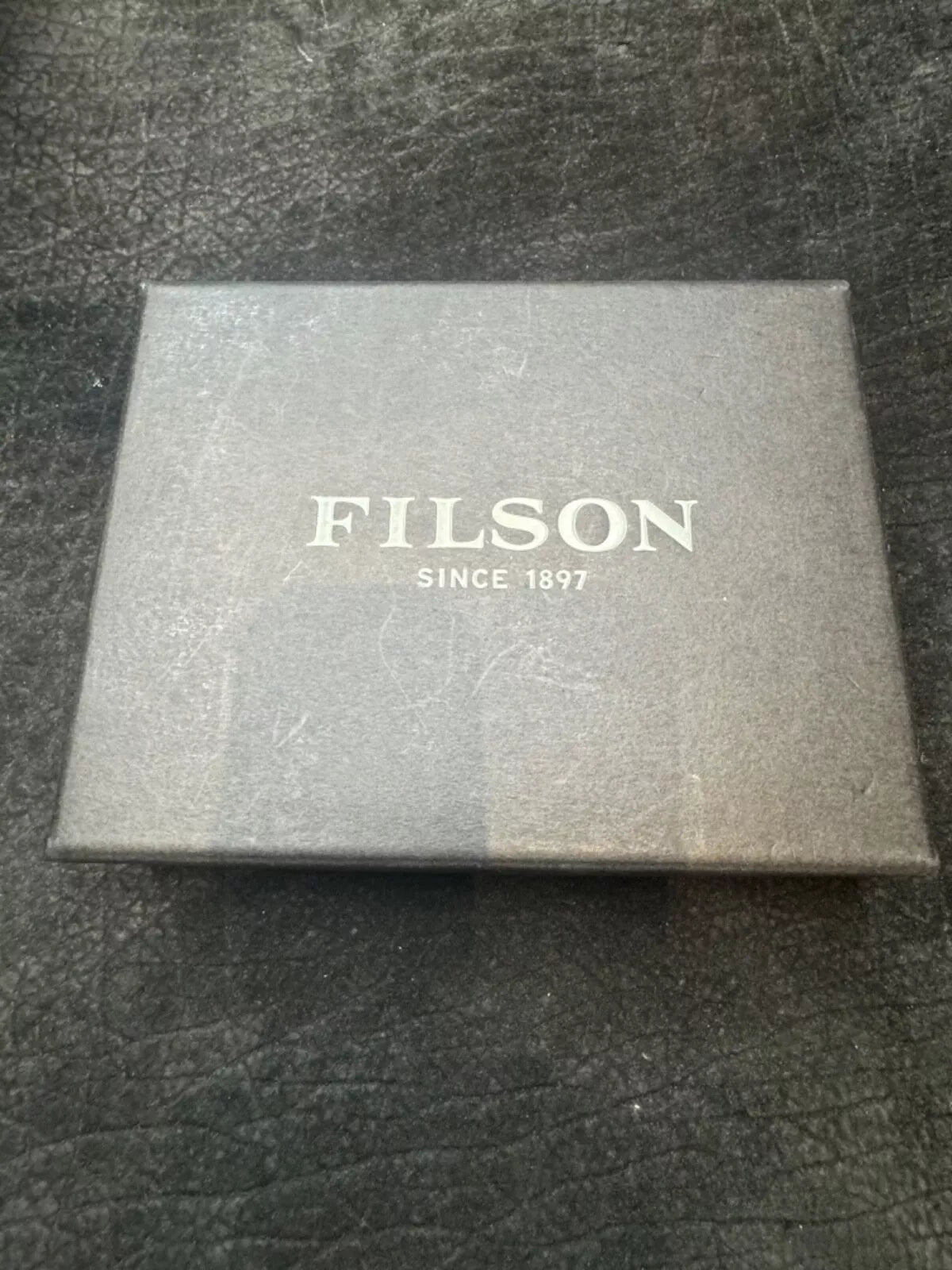 New in Box Filson Outfitter Card Wallet Tan Discontinued USA 20187881