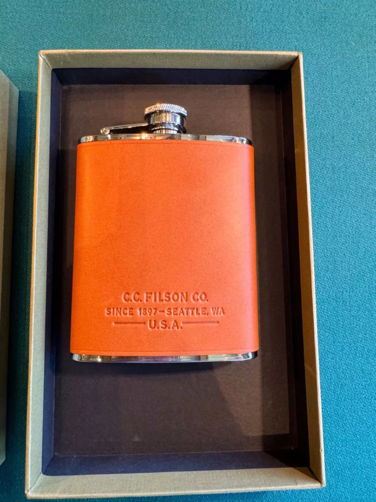 Rare Filson Dark Tan Leather Stainless Steel 6OZ Flask New in Box Rare Color and Condition 11069201