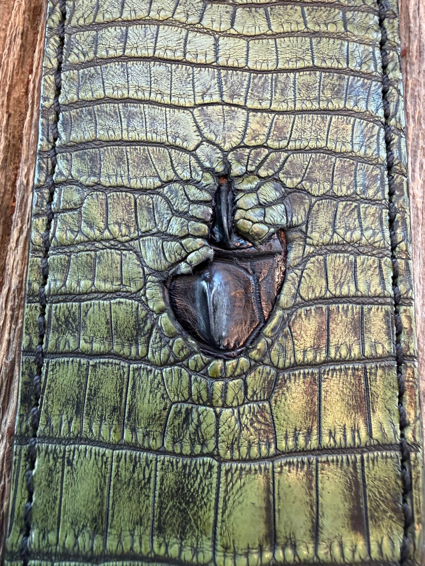 New Randall Model 12-13 Thorp Sheath in Exotic Army Green Crocodile Anus with Black Hornback from Treeman. Black canteen Snap, green croc on black leather and black threading looks awesome.