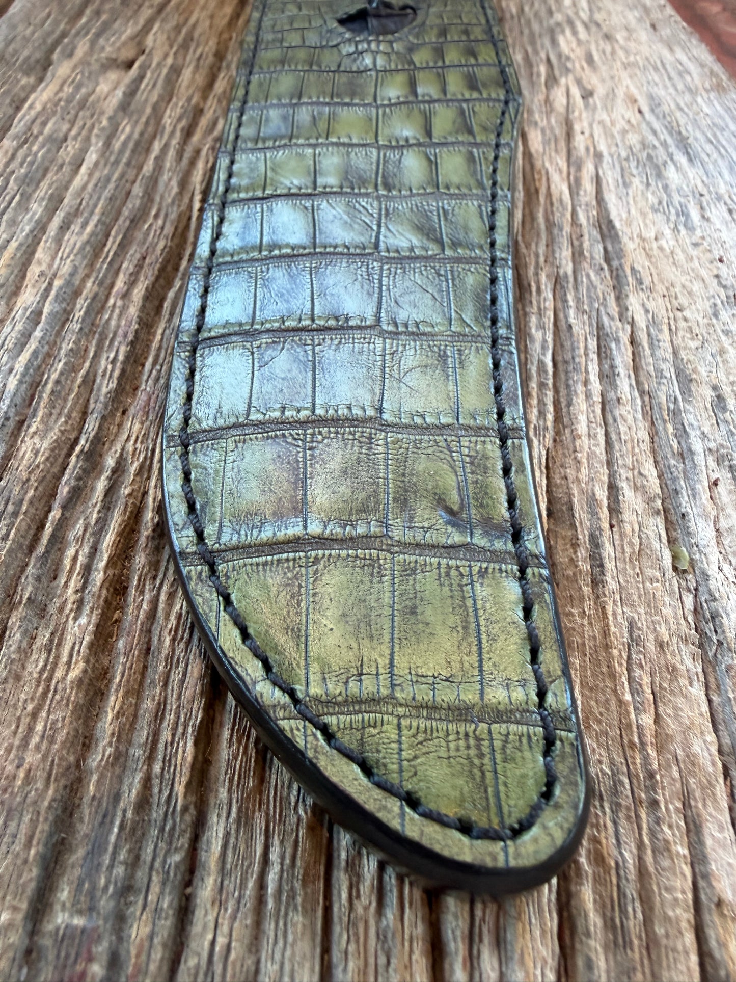 New Randall Model 12-13 Thorp Sheath in Exotic Army Green Crocodile Anus with Black Hornback from Treeman. Black canteen Snap, green croc on black leather and black threading looks awesome.