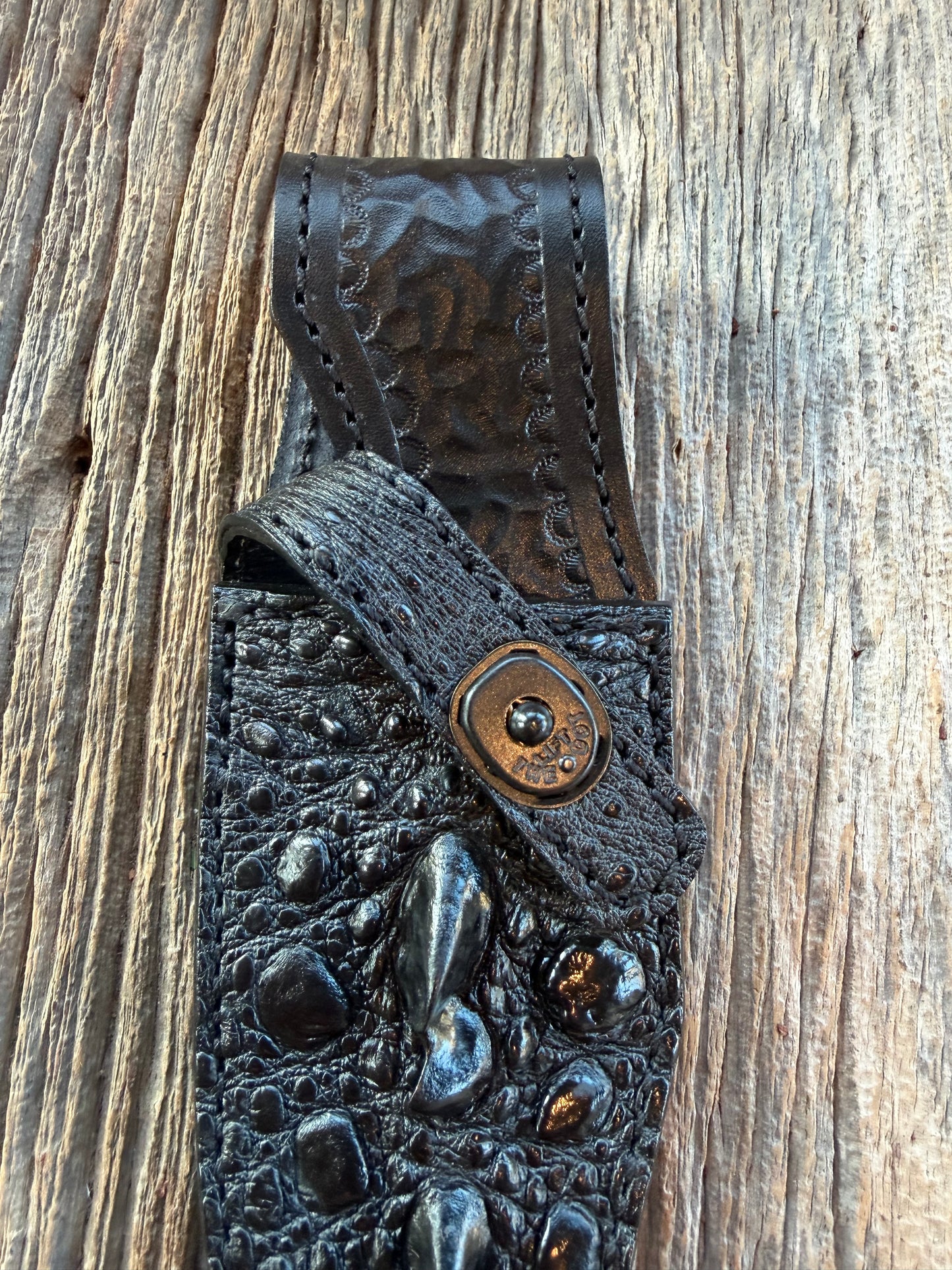 Randall Model 19-5 in Exotic Black Snapping Turtle Horned/Dragon Tail Sheath from Treeman. New version with a Black Canteen Snap.