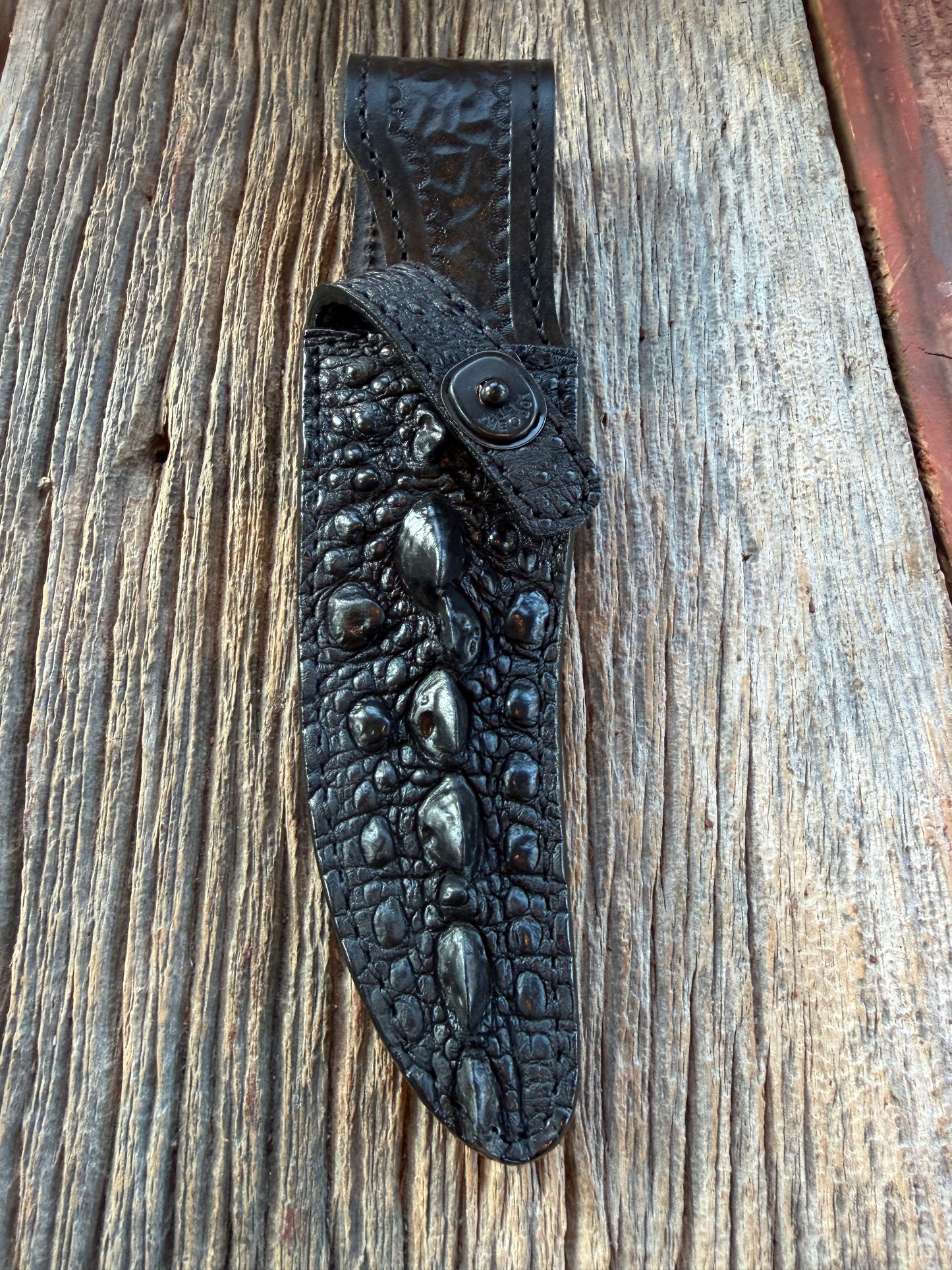 Randall Model 27 Trailblazer in Exotic Black Snapping Turtle Horned/Dragon Tail Sheath from Treeman. New version with a Black Canteen Snap. ( 7 Horned tail)