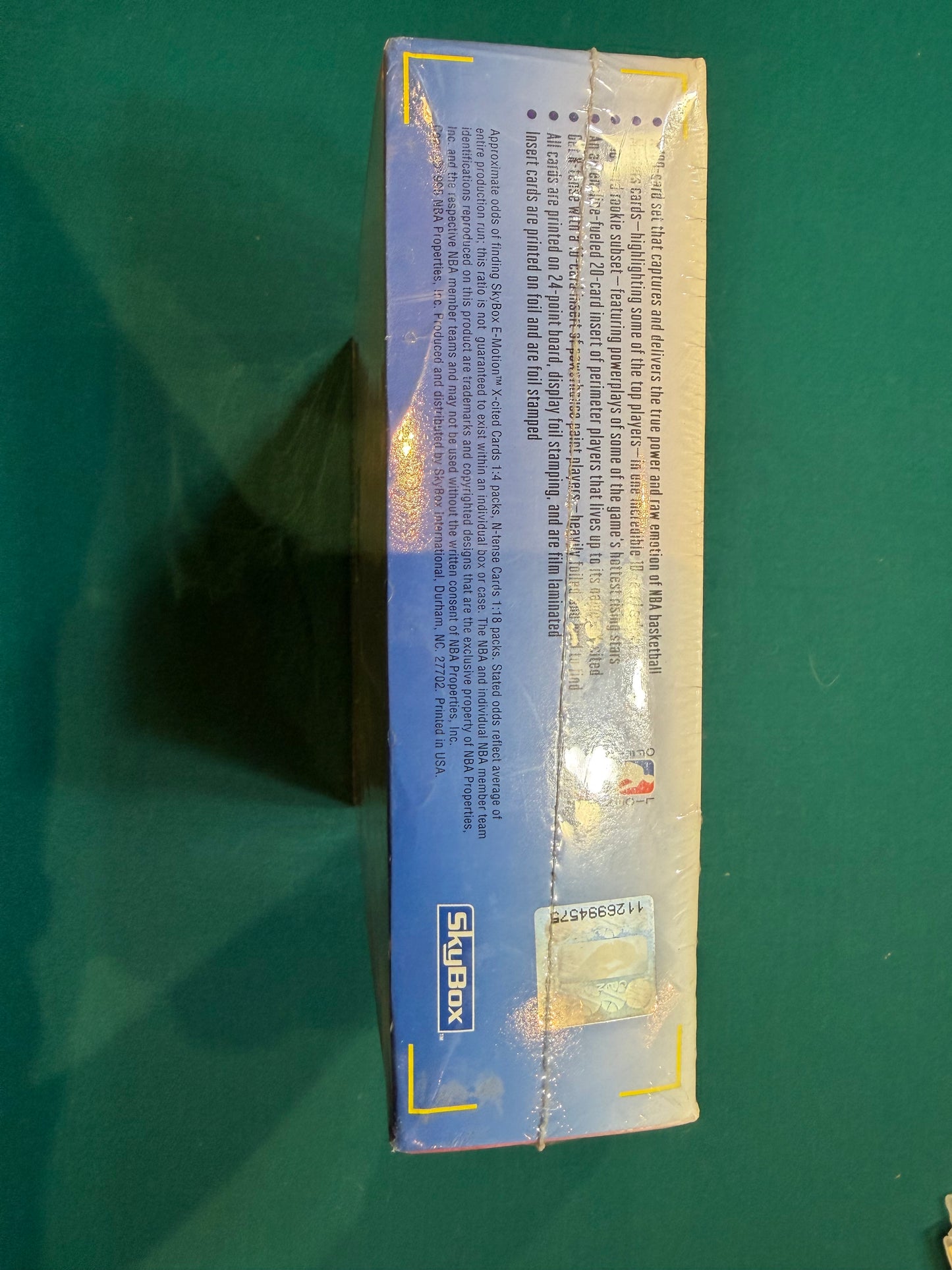 1994/95 Skybox Emotions Basketball  Hobby Box Series ( 36) packs per box.