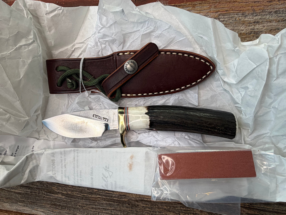 New in paper Randall Model 11-3 Alaskan Skinner in Stag with a natural end. Carbon steel blade, Brass Single hilt and Brown leather sheath.
