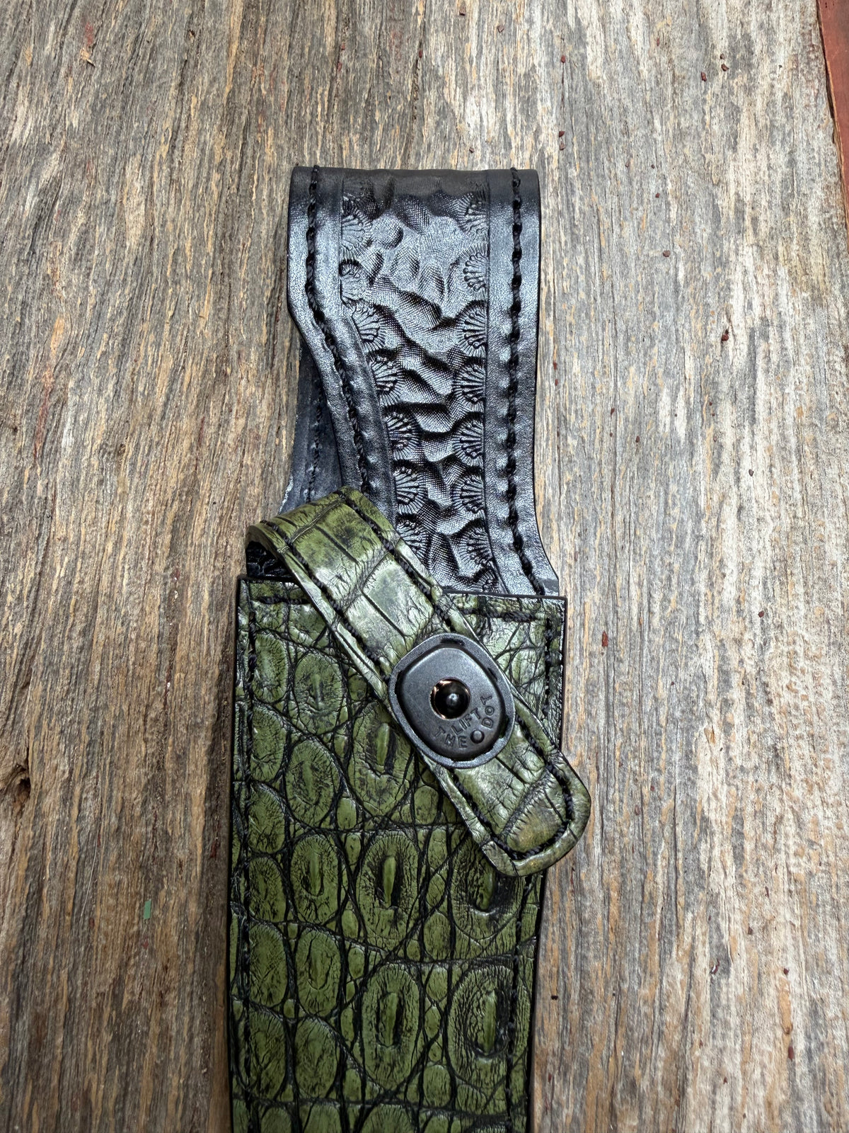 New Randall Model 27 Sheath in Exotic Army Green Matte Crocodile from Treeman with the newest Black Canteen snap. Killer sheath.