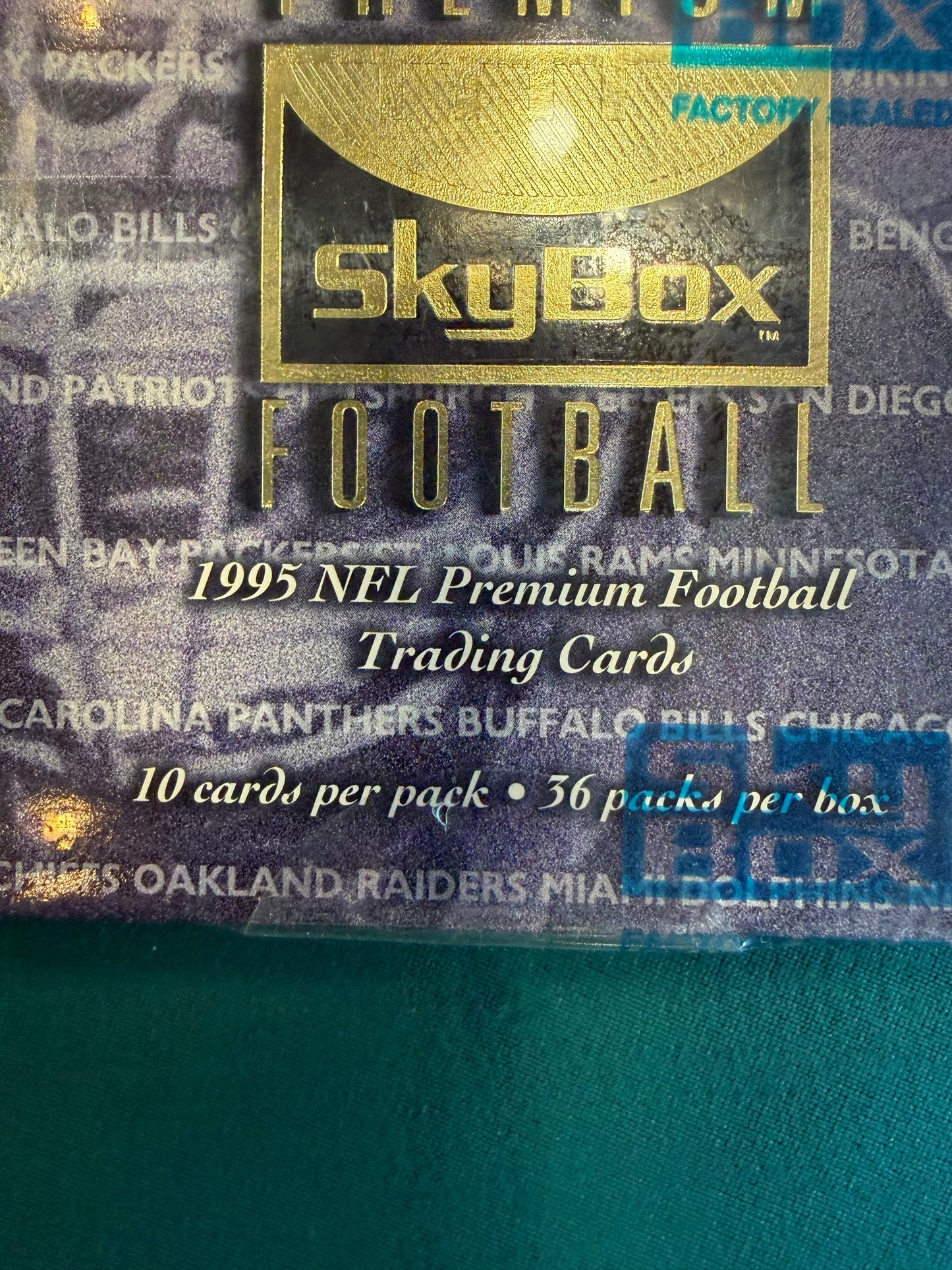 1995 SkyBox PREMIUM NFL FOOTBALL 36 Pack (10 Cards Per) HOBBY Factory SEALED BOX