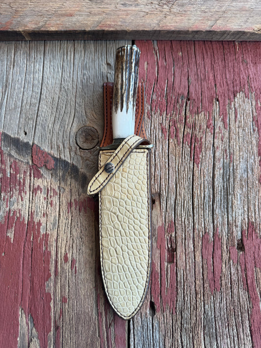 Randall Tom Clinton Dealer Special. Clinton Blade etched Commemorative 1/100 in a nice piece of Stag. Very cool Ostrich Gutcher sheath. Nickel Silver Hilt and Nickel Butt cap. Included in black facsimile Tom Clinton case.