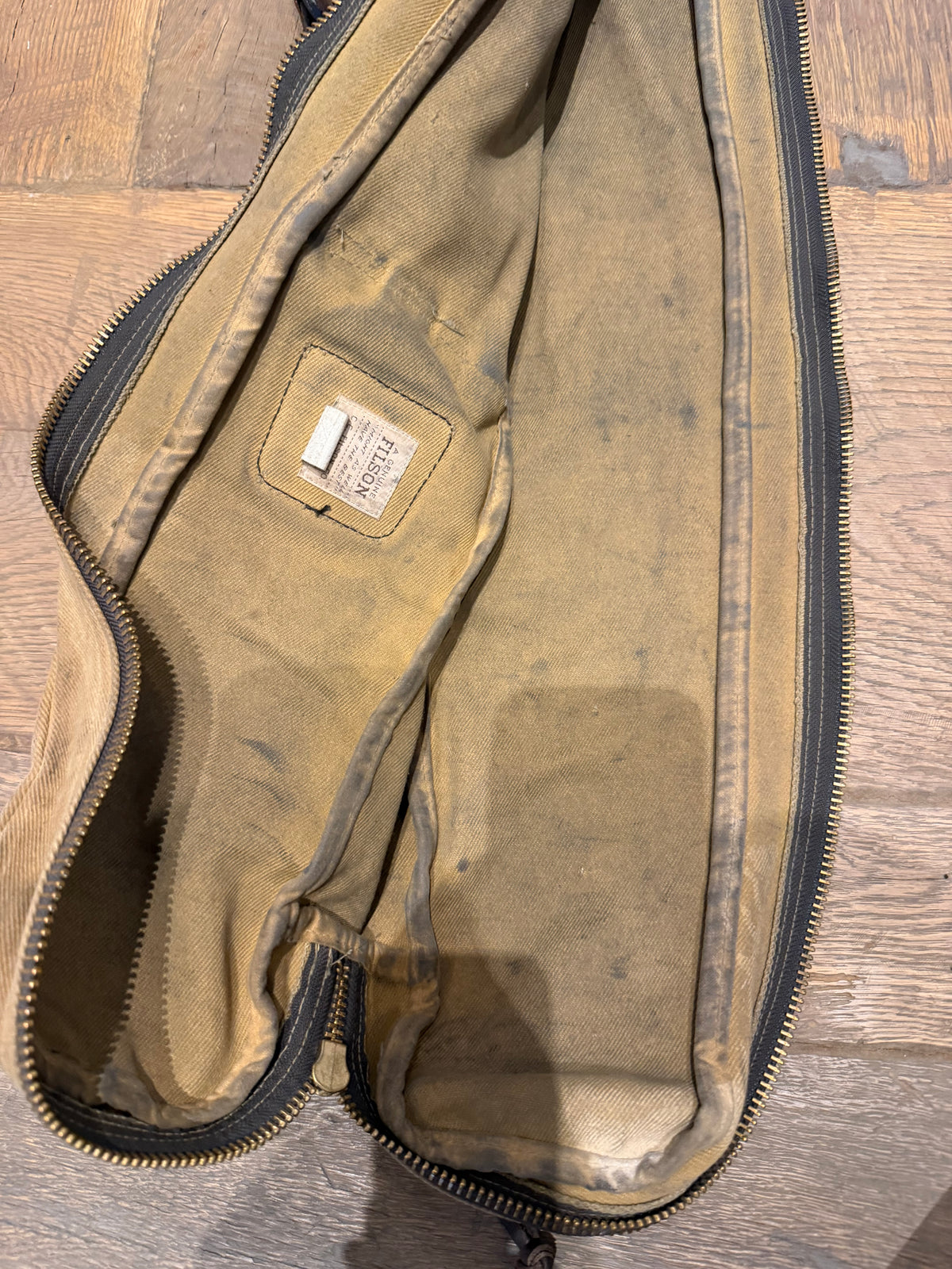 Very Rare Filson Fly Fishing Rod Case Rugged Twill in Tan Made in USA 60 inch version. YKK zippers, Used condition. Style 216P. Built Feb 2003