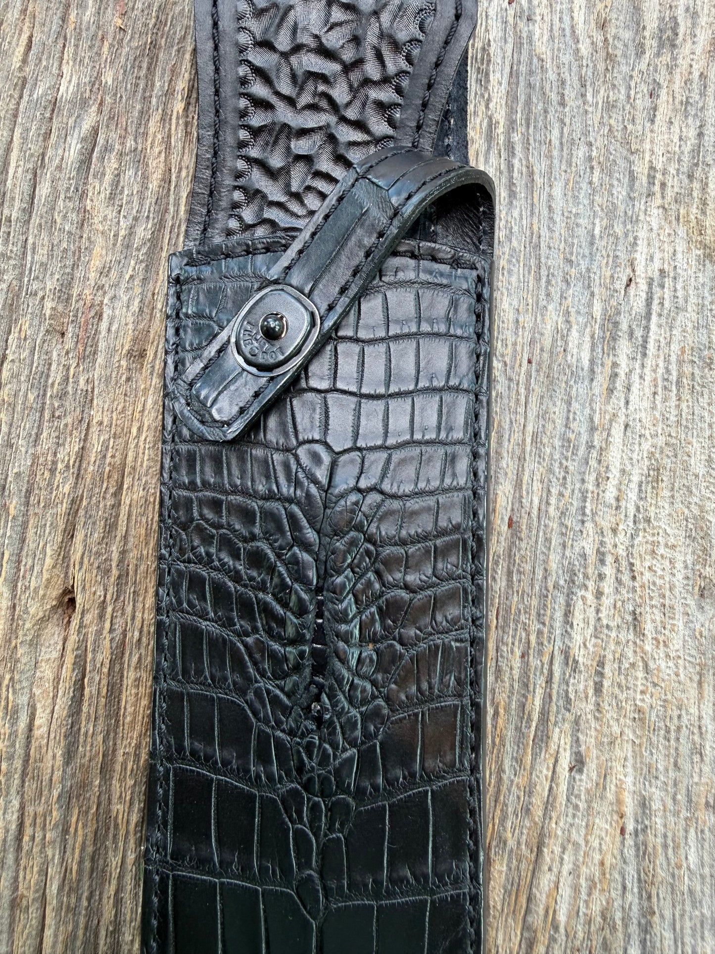 New Randall Model 12-11 Smitty Sheath in Exotic Black Matte Crocodile Anus from Treeman with the newest Black Canteen snap. Killer sheath.