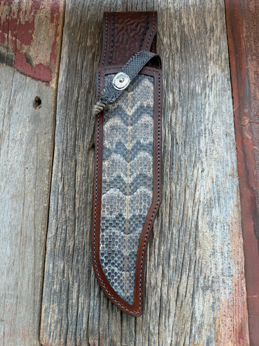 Randall Model 12-11 Smitty Sheath in Exotic Canebreak RattleSnake with the original Rattles tail made into the strap. An absolute gem 1/1 from Treeman Sheaths. Tremendous colors on this one.