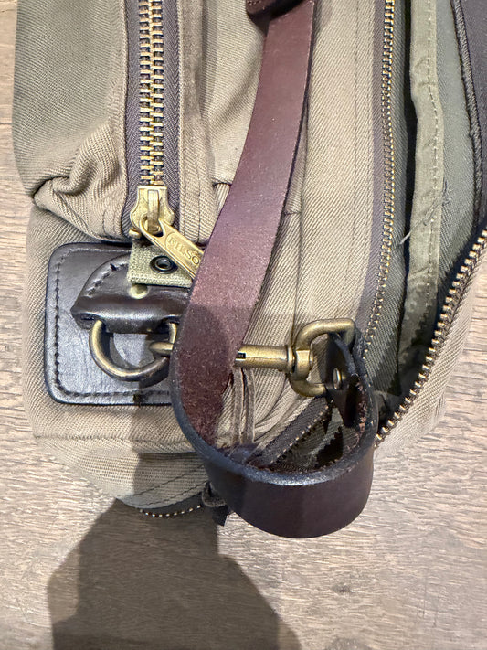 Very Rare Filson Fly Fishing Rod Case Rugged Twill in Otter Green Made in USA 31 inch version. (Rare size) Nice condition. Slight fade on one end. Padded strap.