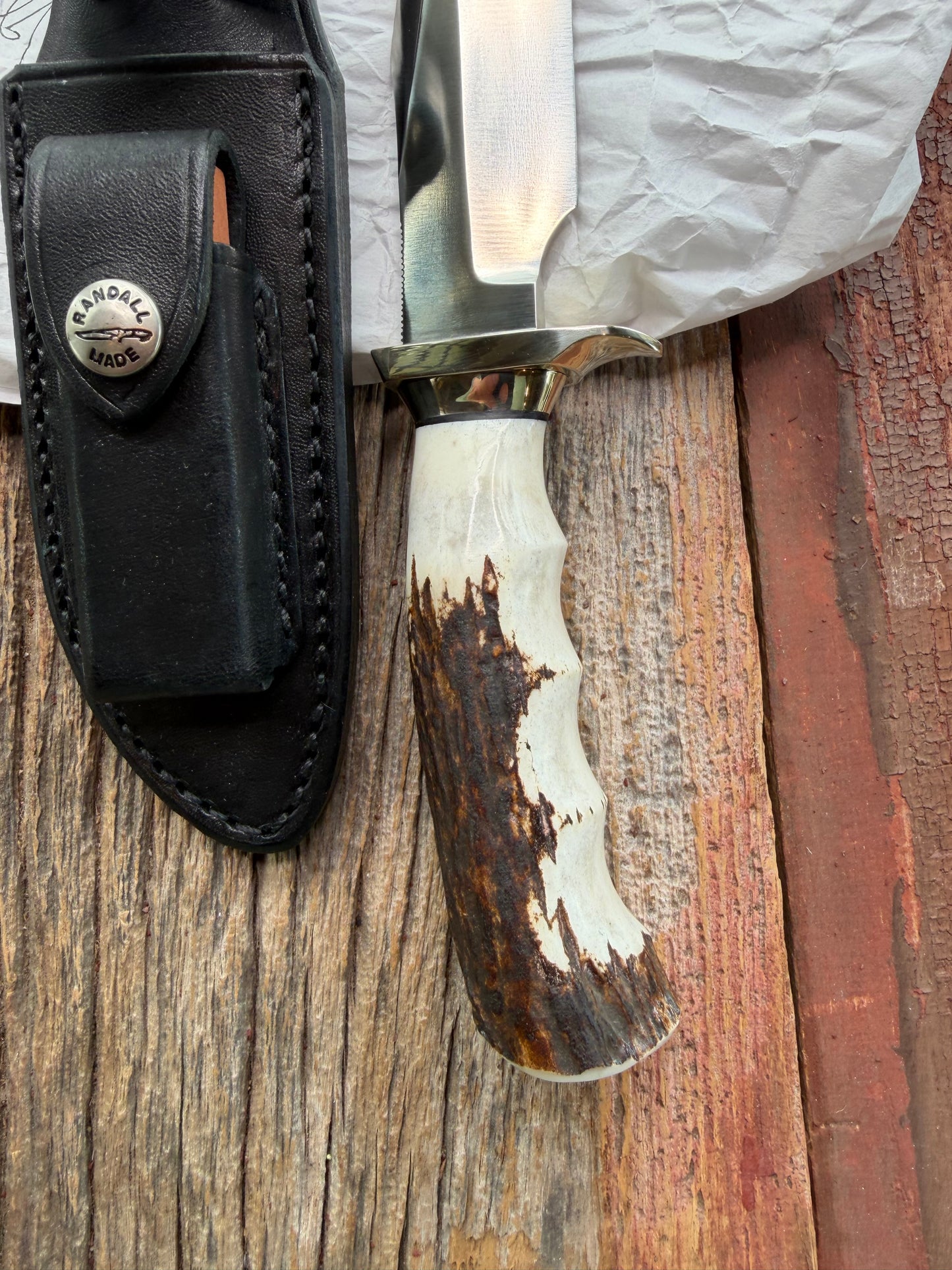 New in paper Randall Model 23 Game Master in Stag with finger grooves. Stainless steel blade, Nickel silver Collar and Brown leather sheath.