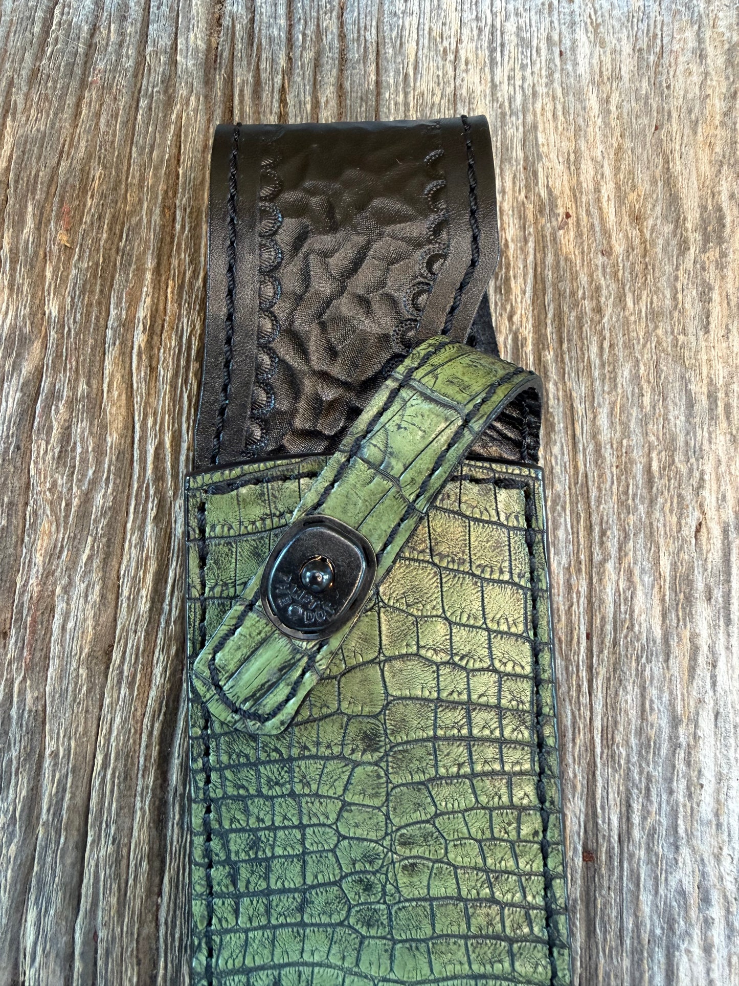 New Randall Model 12-13 Thorp Sheath in Exotic Army Green Crocodile Anus with Black Hornback from Treeman. Black canteen Snap, green croc on black leather and black threading looks awesome.