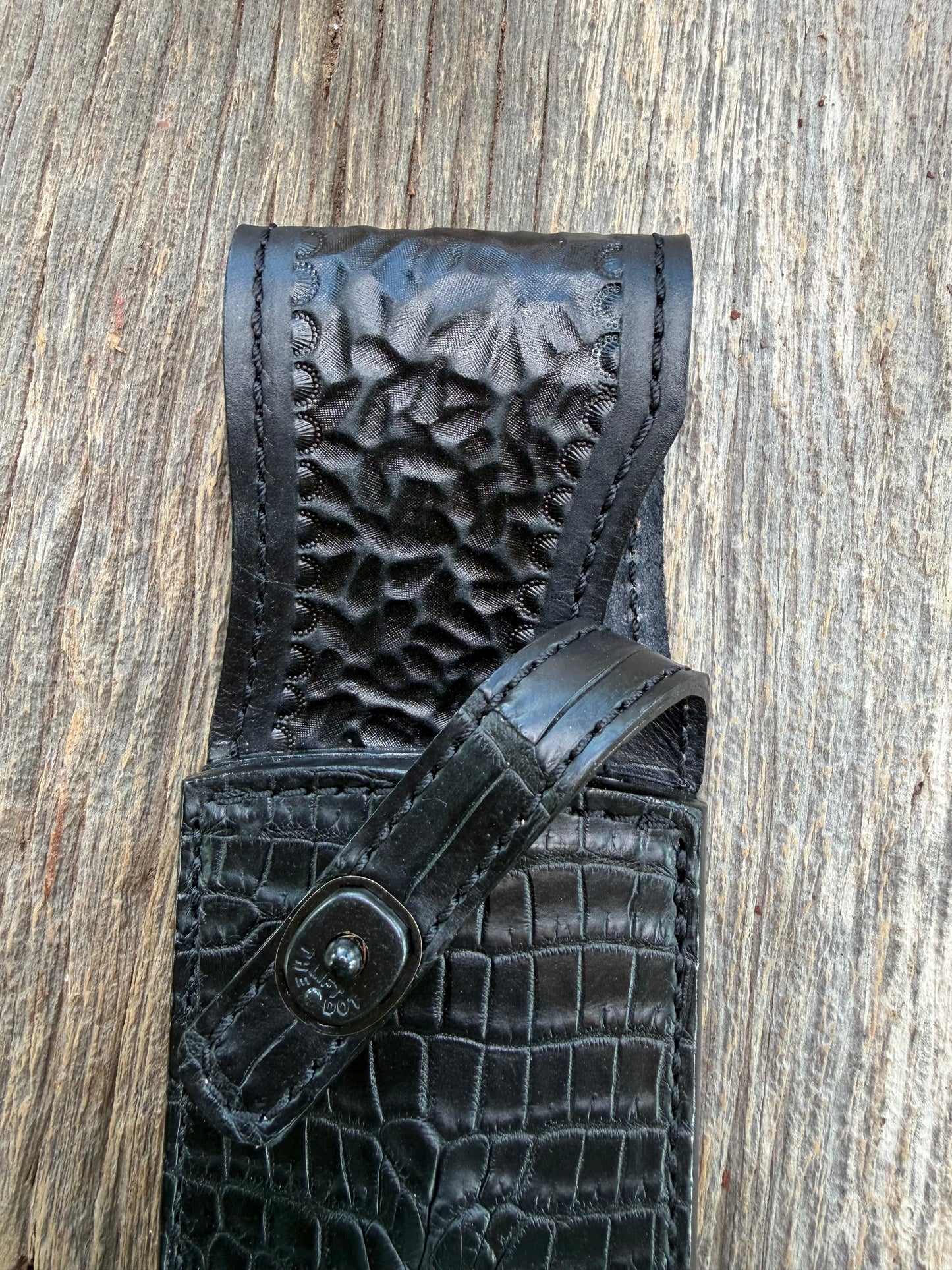 New Randall Model 12-11 Smitty Sheath in Exotic Black Matte Crocodile Anus from Treeman with the newest Black Canteen snap. Killer sheath.