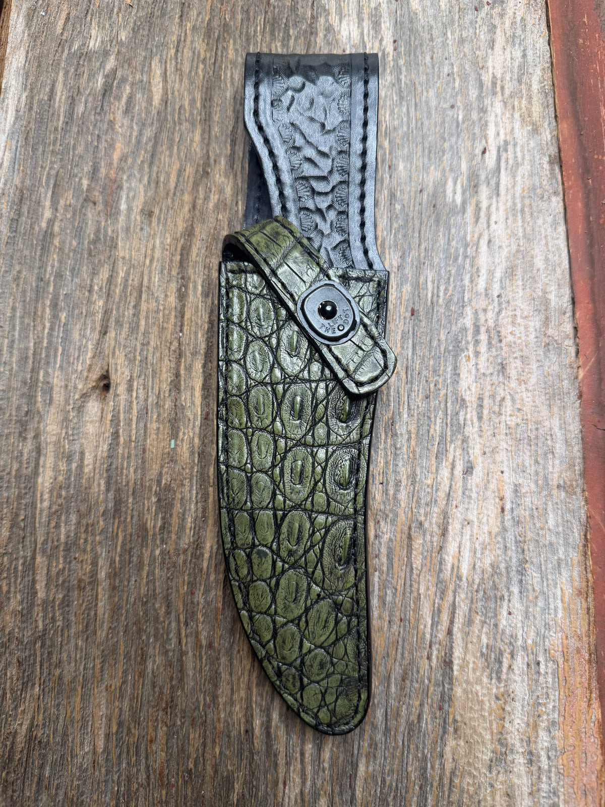New Randall Model 27 Sheath in Exotic Army Green Matte Crocodile from Treeman with the newest Black Canteen snap. Killer sheath.