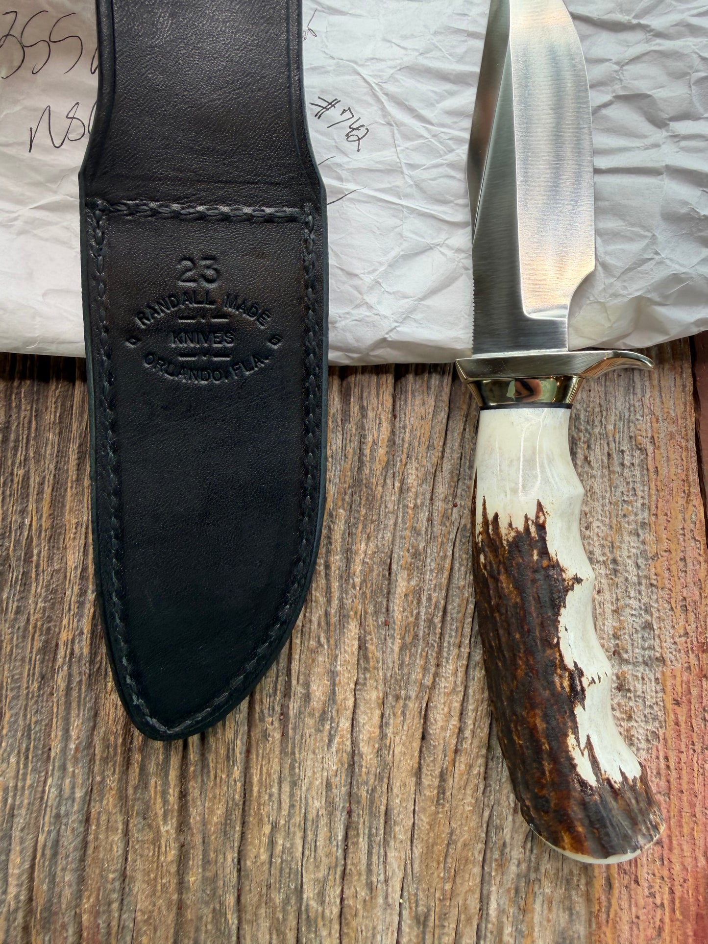 New in paper Randall Model 23 Game Master in Stag with finger grooves. Stainless steel blade, Nickel silver Collar and Brown leather sheath.
