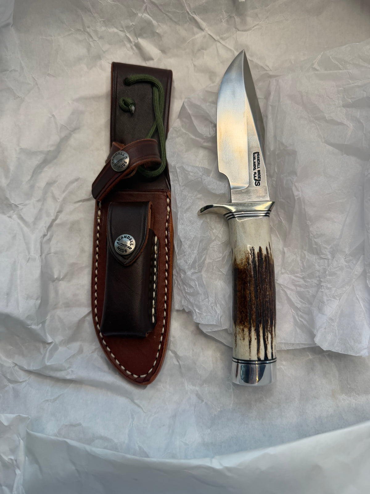 New in paper Randall Model 23 Game Master in a nice fat piece of Stag. Stainless steel blade, Nickel silver hilt, Black and Aluminum spacers and Brown leather sheath.