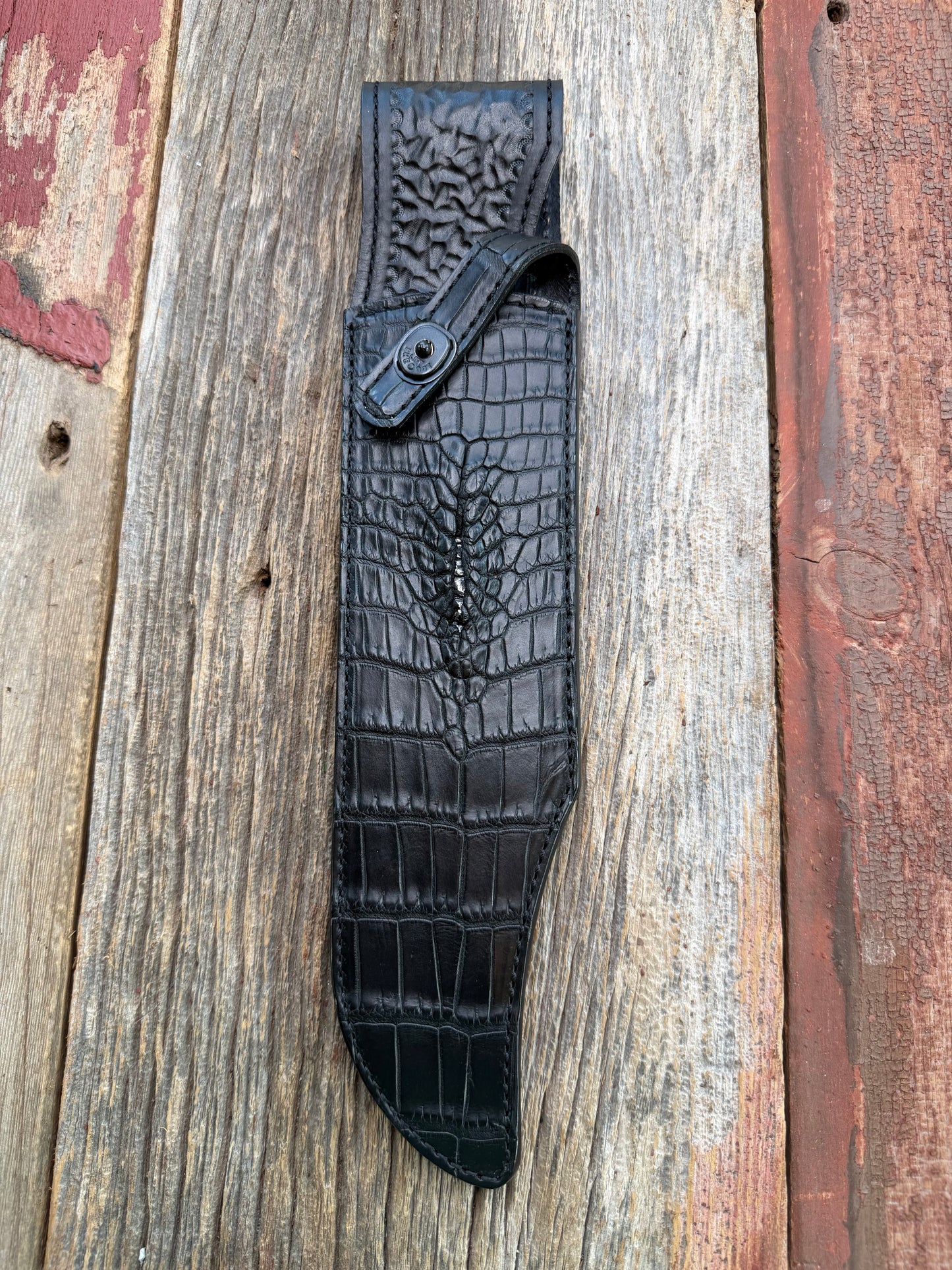 New Randall Model 12-11 Smitty Sheath in Exotic Black Matte Crocodile Anus from Treeman with the newest Black Canteen snap. Killer sheath.