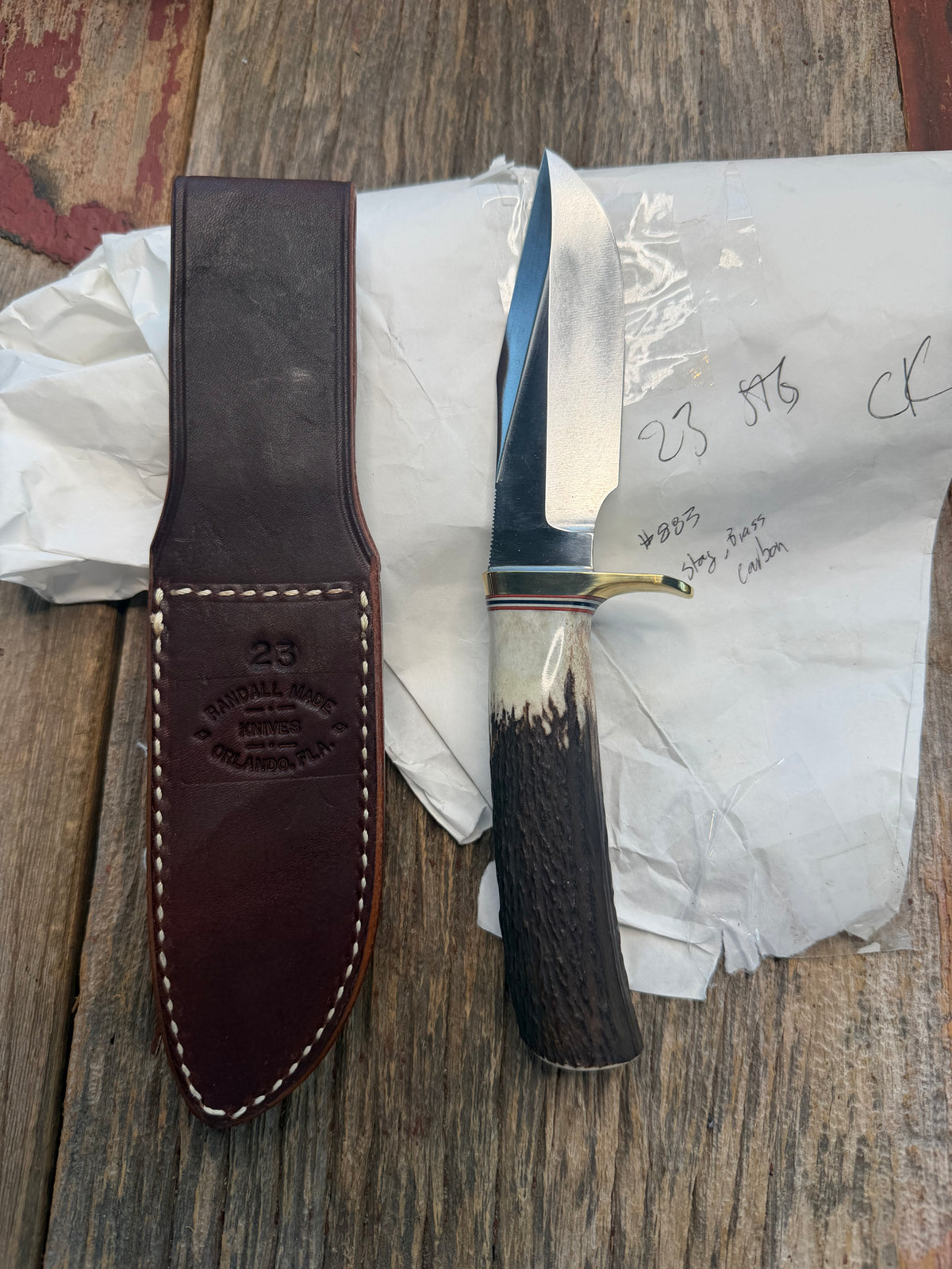 New in paper Randall Model 23 Game Master in Stag with a natural end. Carbon steel blade, Brass Single hilt and Brown leather sheath.