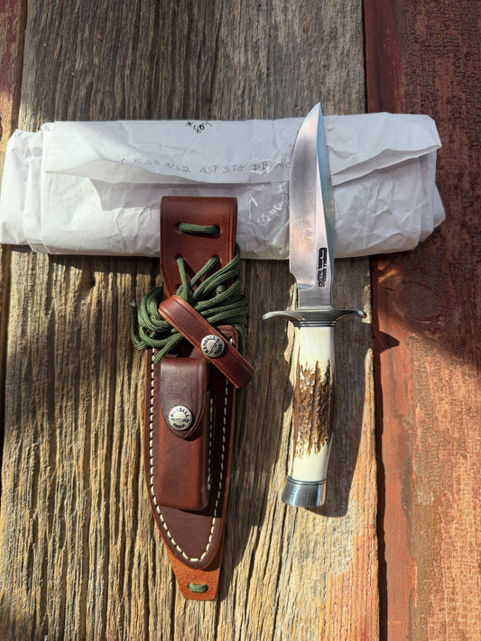 New in paper Randall Model 1-5 with a Stag handle. Stainless steel blade, Nickel silver hilt and Aluminum butt cap. Black and aluminum spacers.