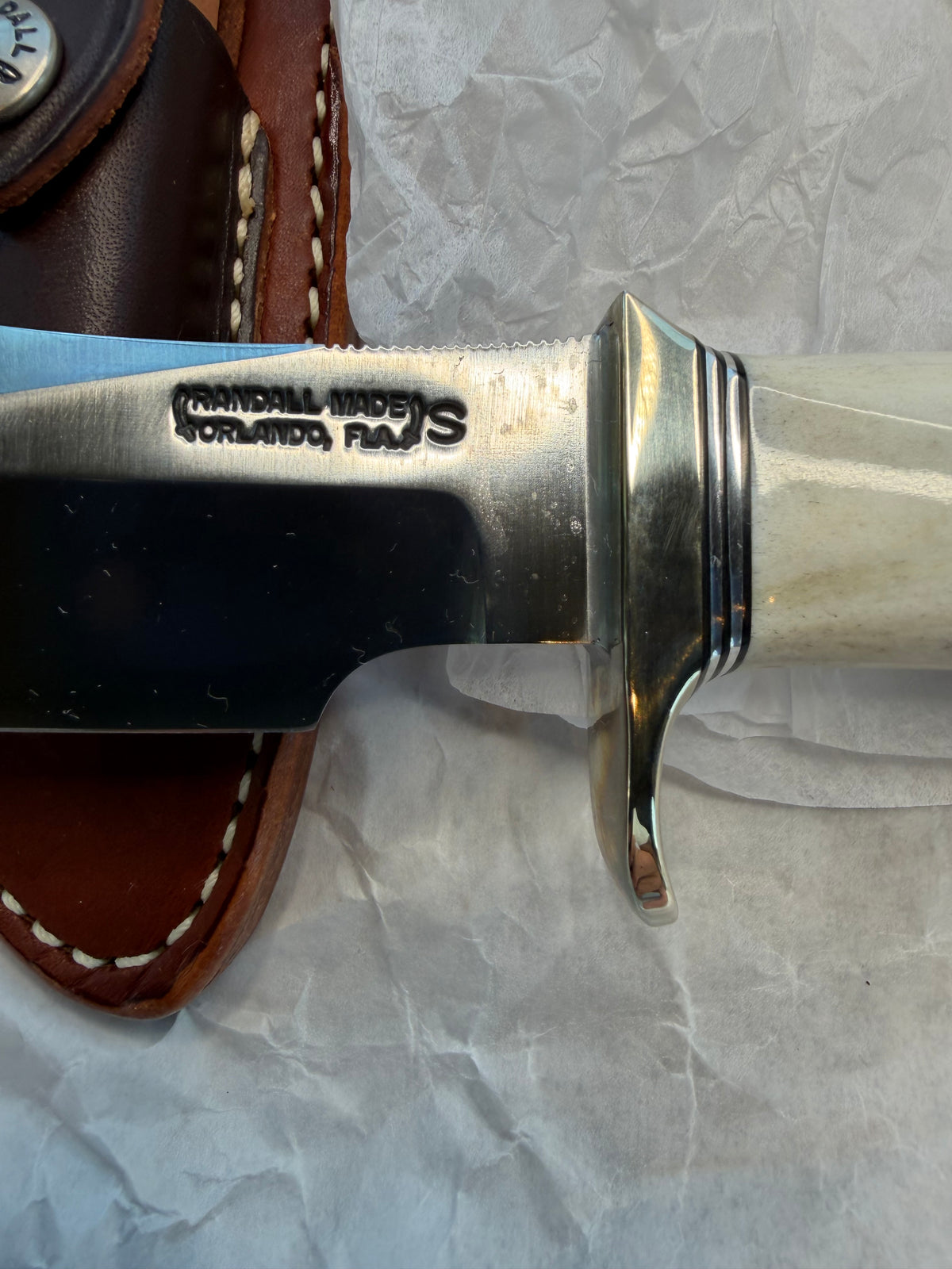New in paper Randall Model 23 Game Master in a nice fat piece of Stag. Stainless steel blade, Nickel silver hilt, Black and Aluminum spacers and Brown leather sheath.