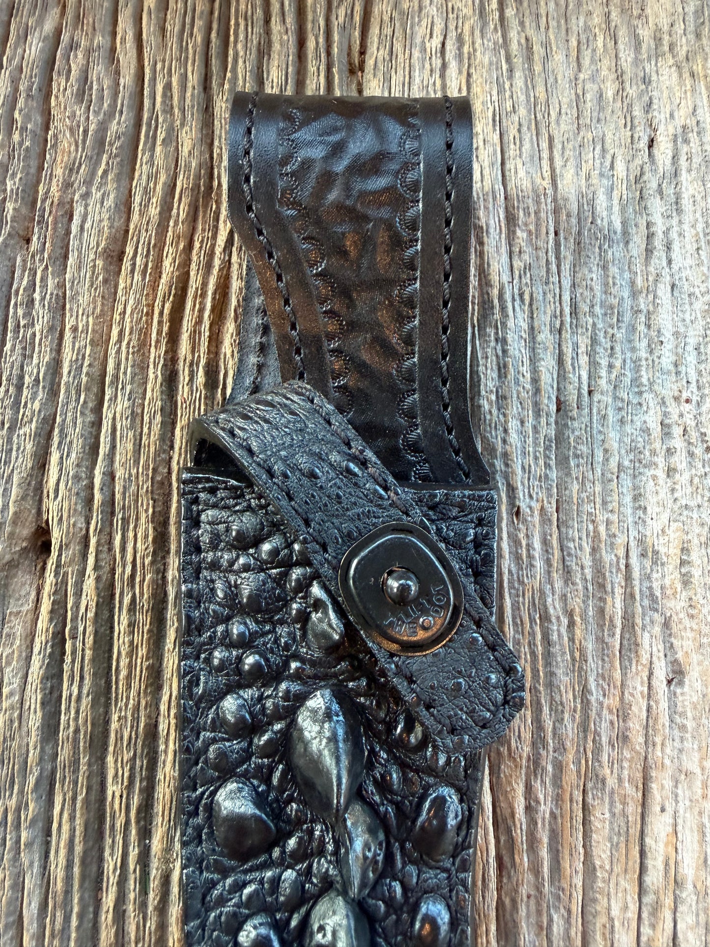 Randall Model 27 Trailblazer in Exotic Black Snapping Turtle Horned/Dragon Tail Sheath from Treeman. New version with a Black Canteen Snap. ( 7 Horned tail)