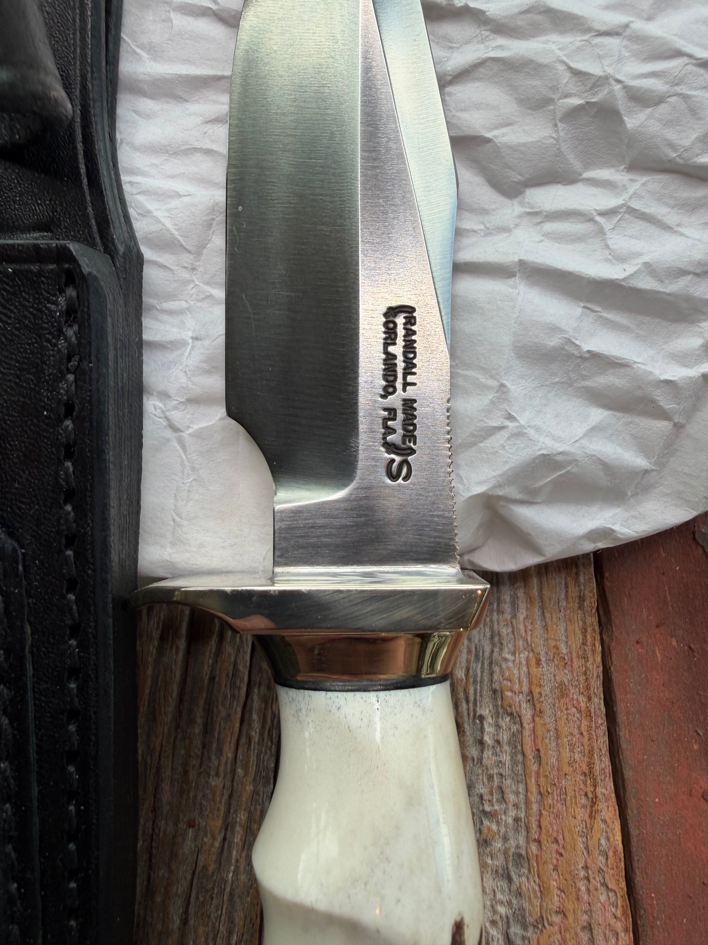 New in paper Randall Model 23 Game Master in Stag with finger grooves. Stainless steel blade, Nickel silver Collar and Brown leather sheath.