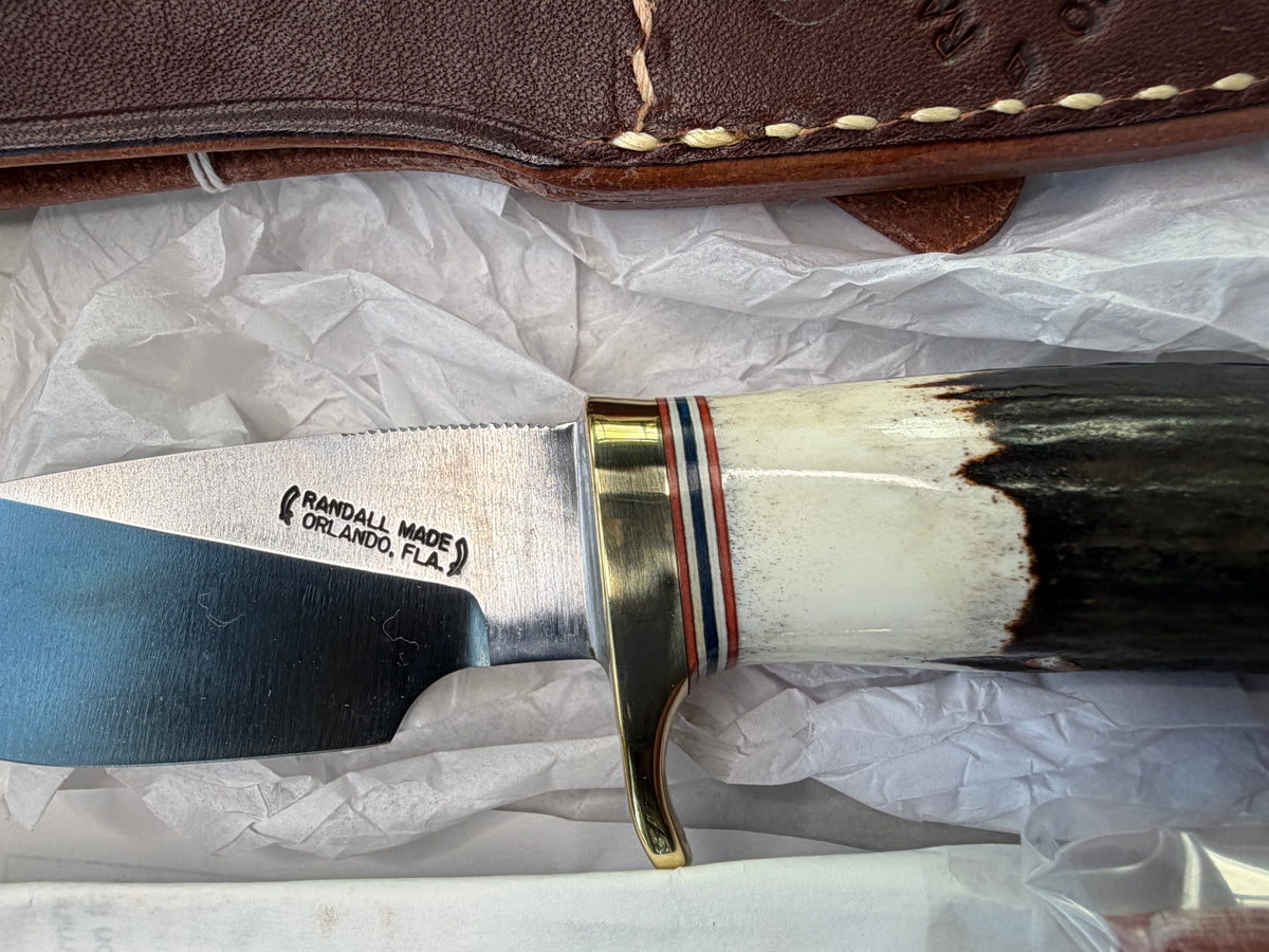 New in paper Randall Model 11-3 Alaskan Skinner in Stag with a natural end. Carbon steel blade, Brass Single hilt and Brown leather sheath.