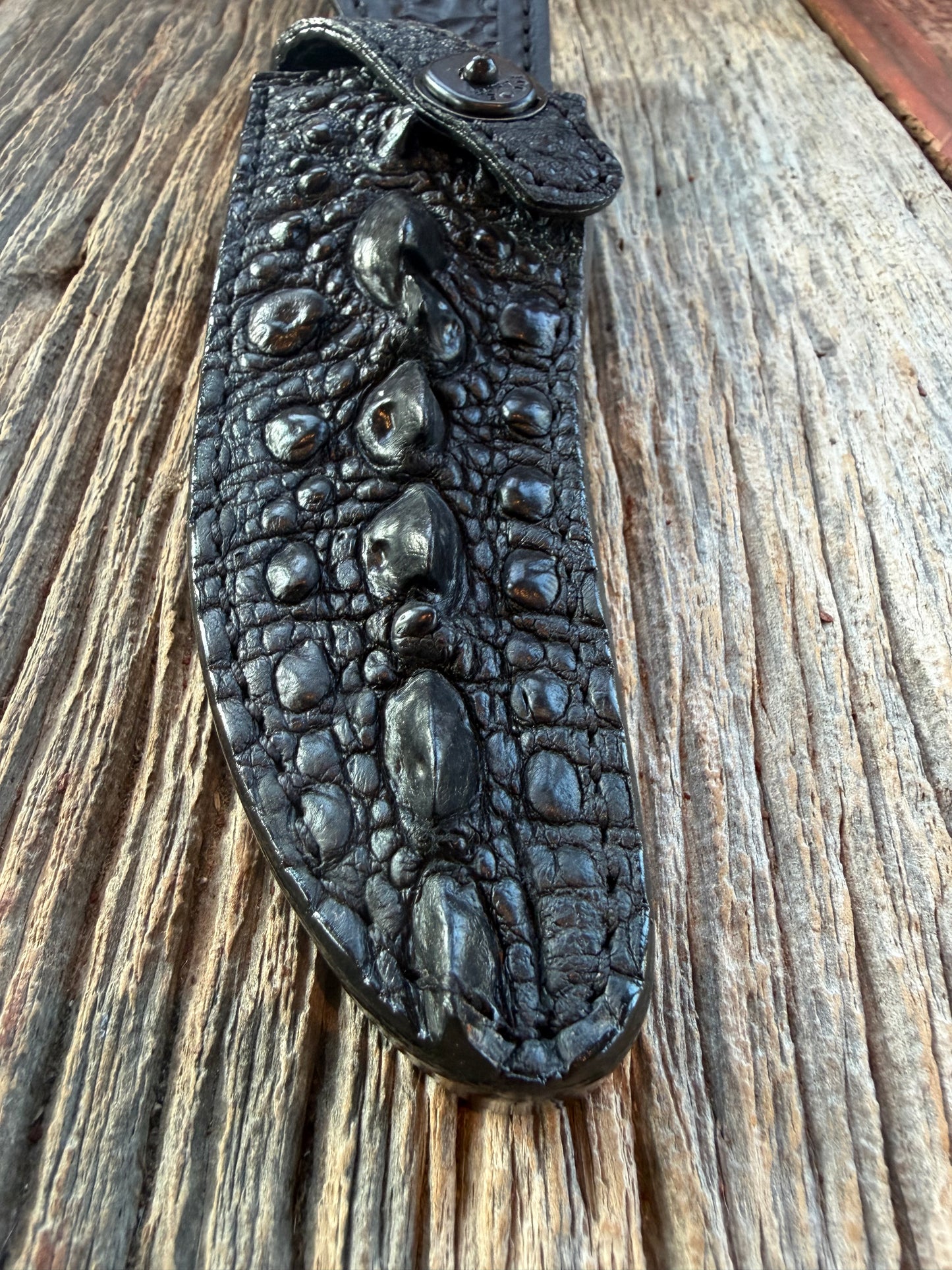 Randall Model 27 Trailblazer in Exotic Black Snapping Turtle Horned/Dragon Tail Sheath from Treeman. New version with a Black Canteen Snap. ( 7 Horned tail)