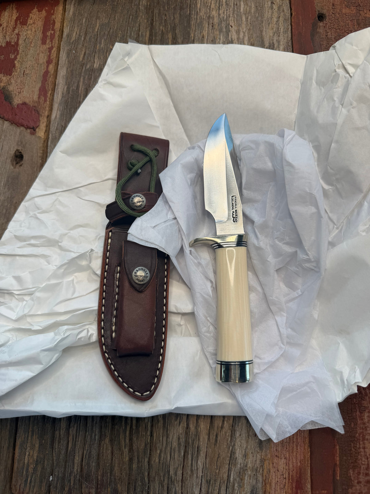 New in paper Randall Model 23 Game Master in dealer supplied Resin, Stainless steel blade, Nickel silver hilt and butt cap, Black and Aluminum spacers and Brown leather sheath.