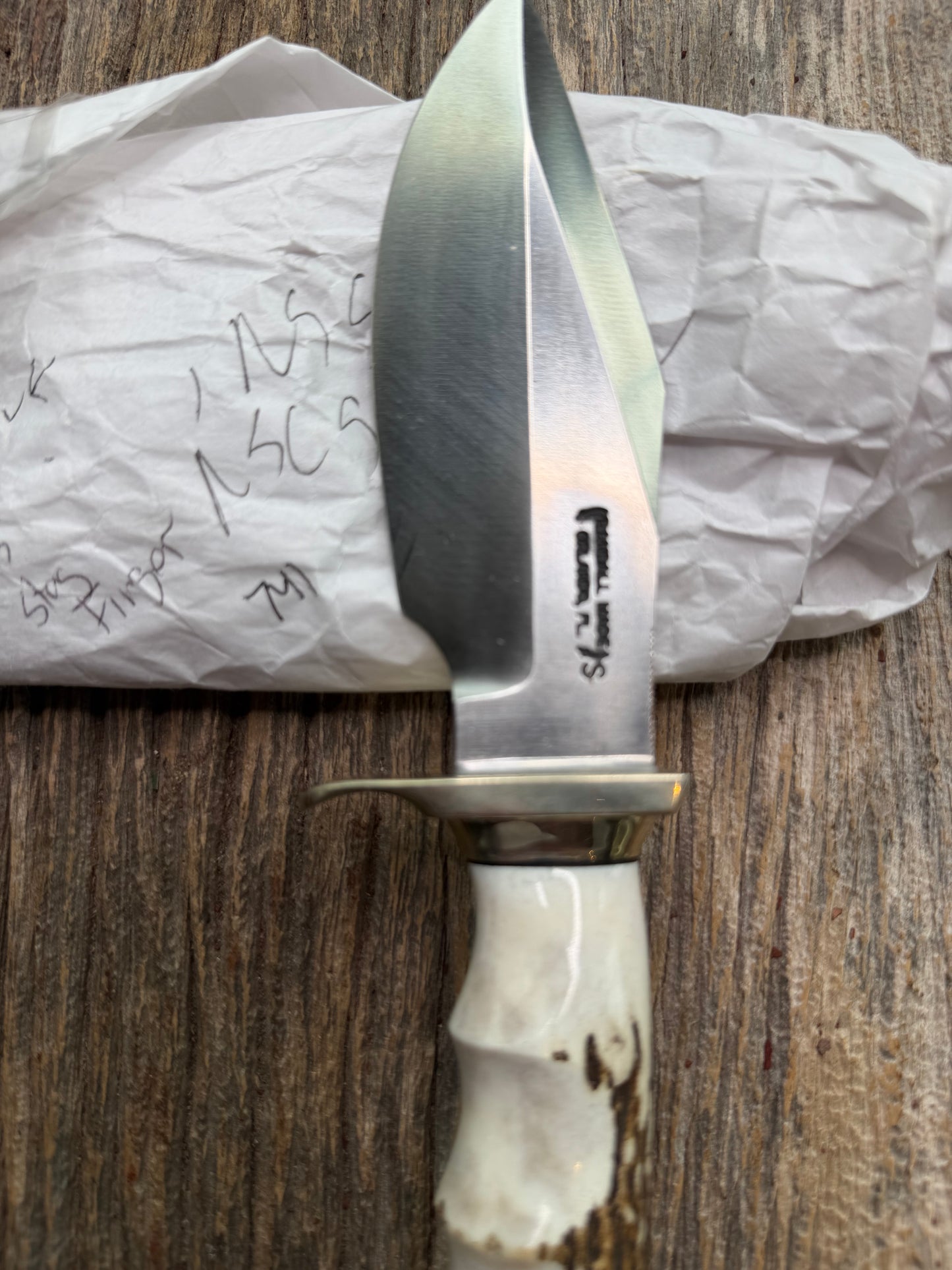 New in Paper Randall Model 19-5 with a nice Stag finger grooves handle. Nickel silver Single Hilt a Nickel silver collar, natural end, Stainless steel blade.